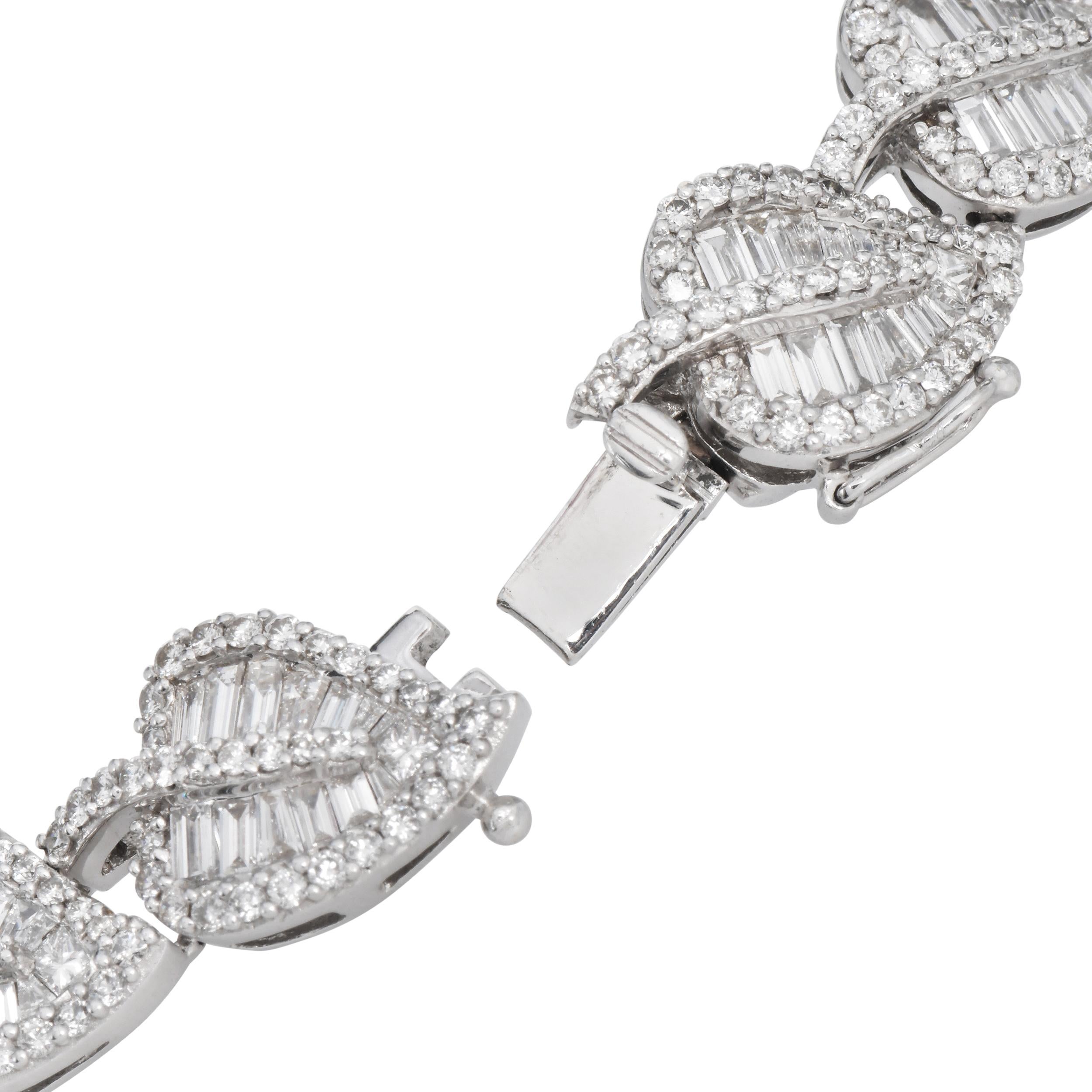 Foglia di diamante del 21° secolo da 27,00 carati  Collana girocollo in oro bianco 18K in vendita 1