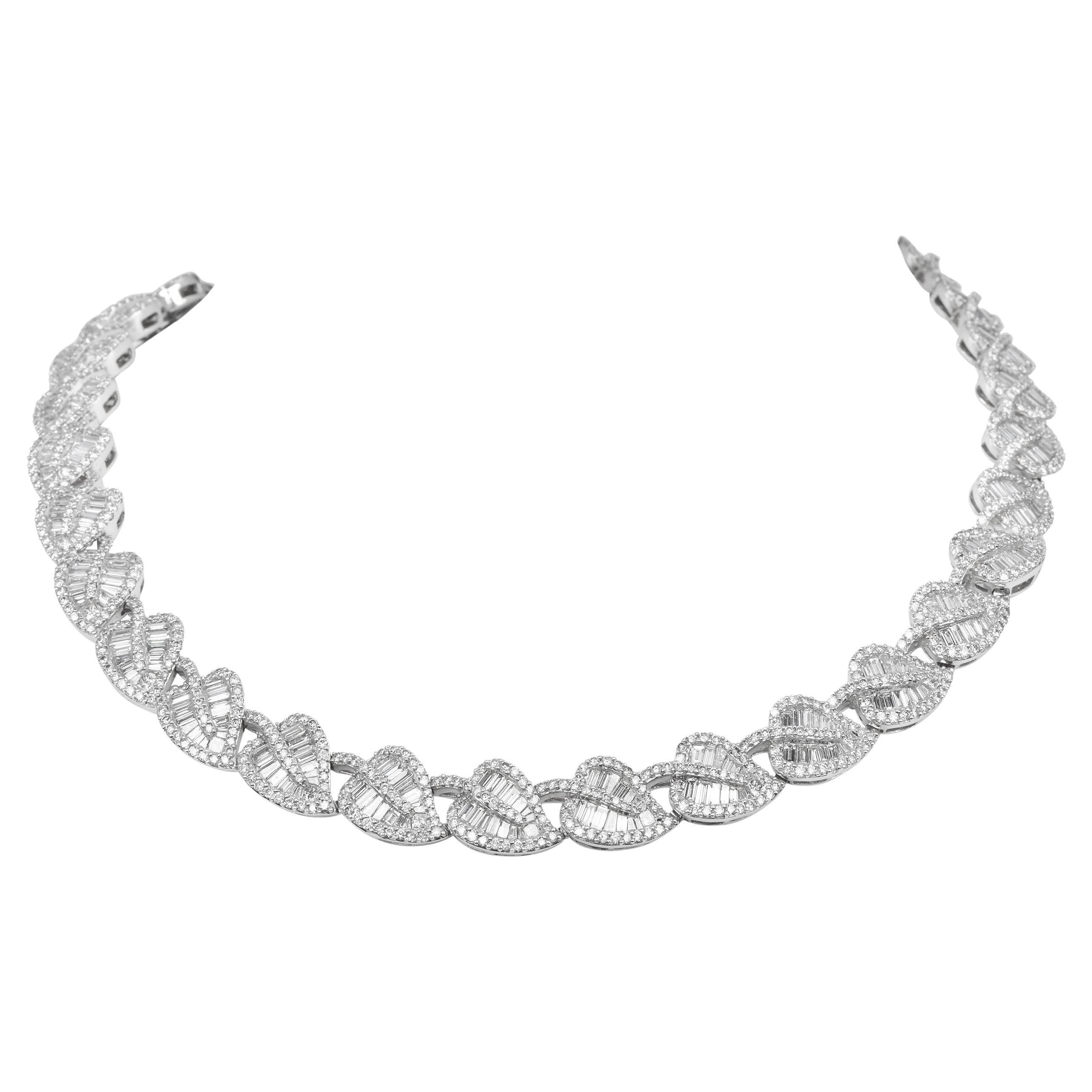 Foglia di diamante del 21° secolo da 27,00 carati  Collana girocollo in oro bianco 18K in vendita