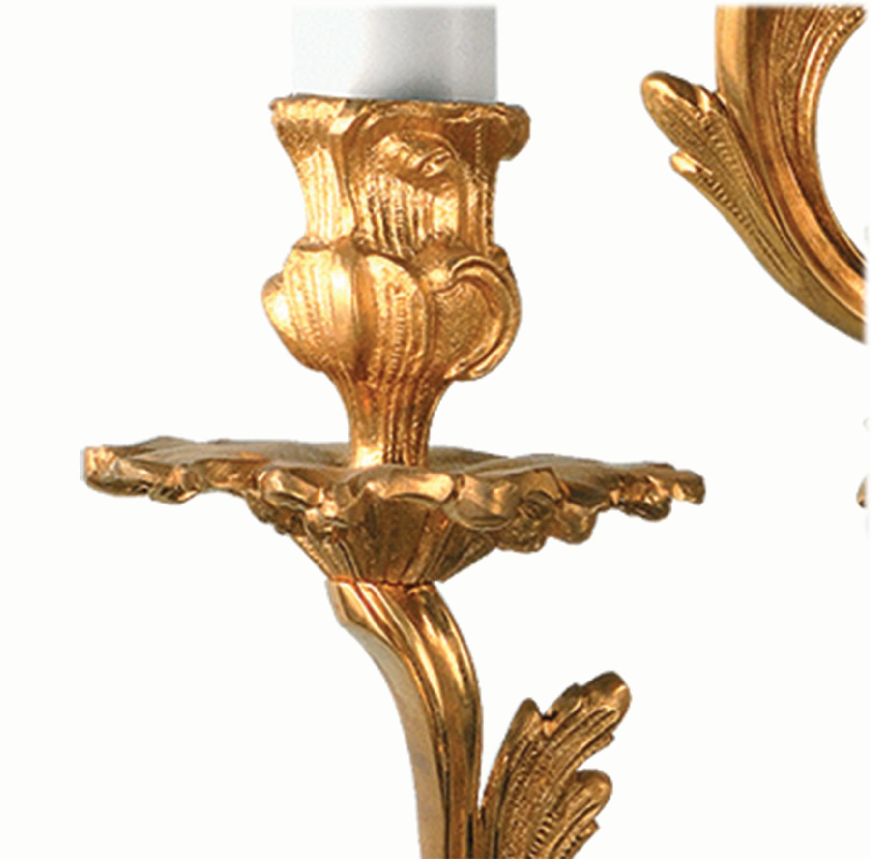 5-Licht-Applikation aus goldfarben patinierter Bronze. Jedes Objekt ist handgefertigt, und die Liebe zum Detail macht jedes Stück einzigartig in seiner Art. Der Stil dieser Applique ist eine moderne Neuinterpretation einer Wandlampe aus der zweiten