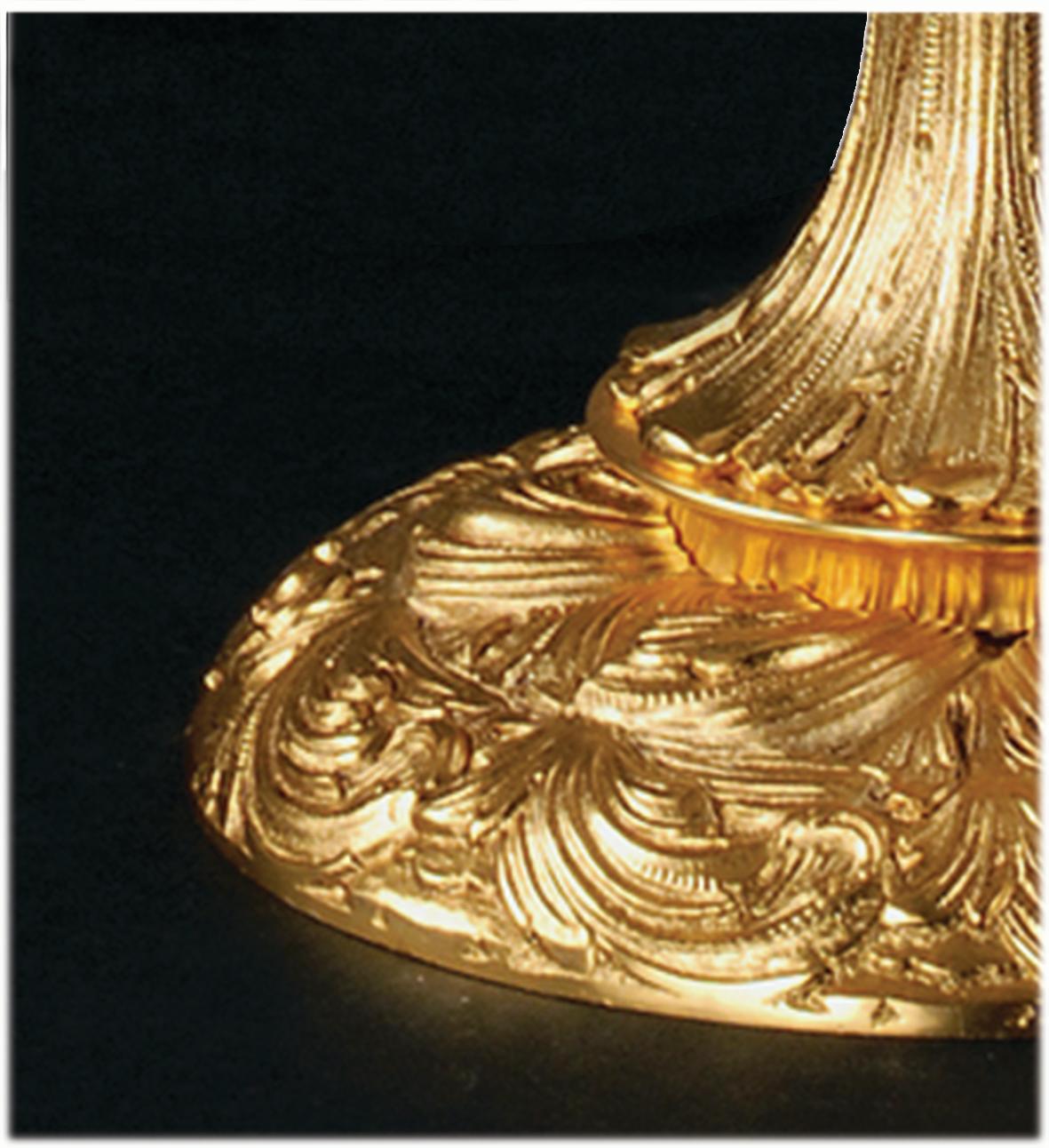 Tischleuchte mit 5 Lichtern aus handgeschliffenem Kristall und Bronze in patiniertem Gold.  Diese Kristall-Tischlampe ist ähnlich einem Kandelaber realisiert, nur dass statt der Kerze die Glühbirne-Lampe hat. Jedes Objekt ist handgefertigt, und die