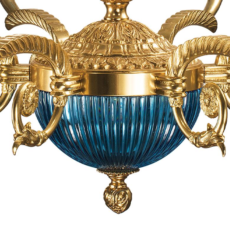 Lampadario a 6 luci in cristallo chiaro e turchese e bronzo patinato oro. 
Le parti in cristallo sono intagliate a mano. Ogni oggetto è realizzato a mano e la cura di ogni dettaglio lo rende unico nel suo genere. Lo stile di questo lampadario è una