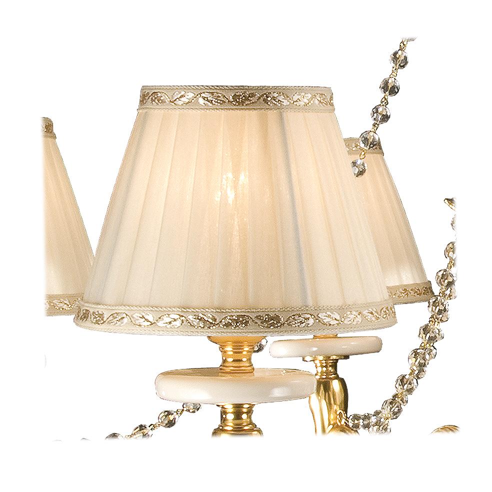 Kronleuchter mit 6 Lichtern aus elfenbeinfarbenem Porzellan und patinierter Goldbronze. Jedes Objekt ist handgefertigt, und die Liebe zum Detail macht jedes Stück einzigartig in seiner Art. Die Lampenschirme sind aus satiniertem Glas. 
Der Stil