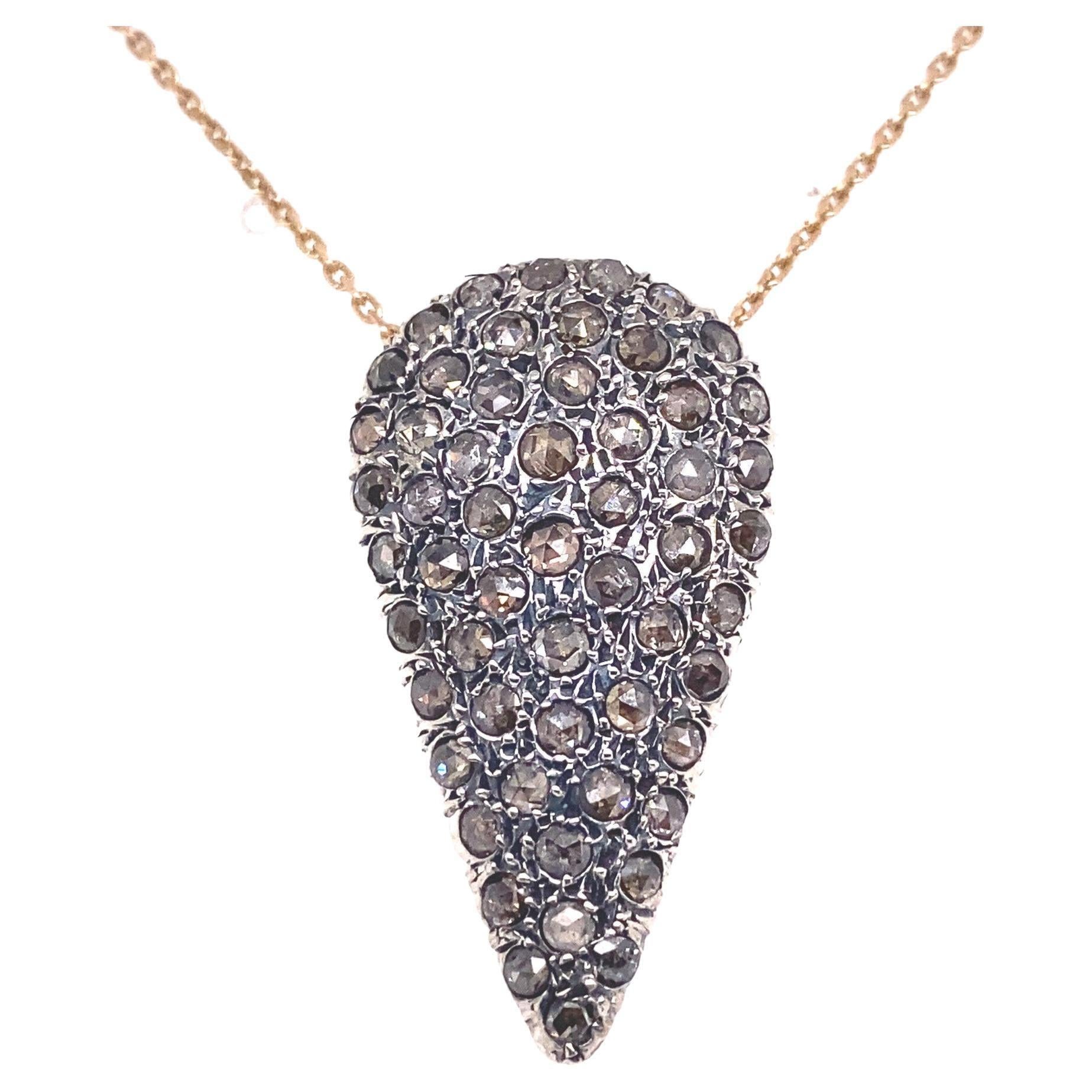 Taille rose Pendentif et chaîne Cesellato en forme de goutte en or rose 9 carats et diamants, XXIe siècle en vente