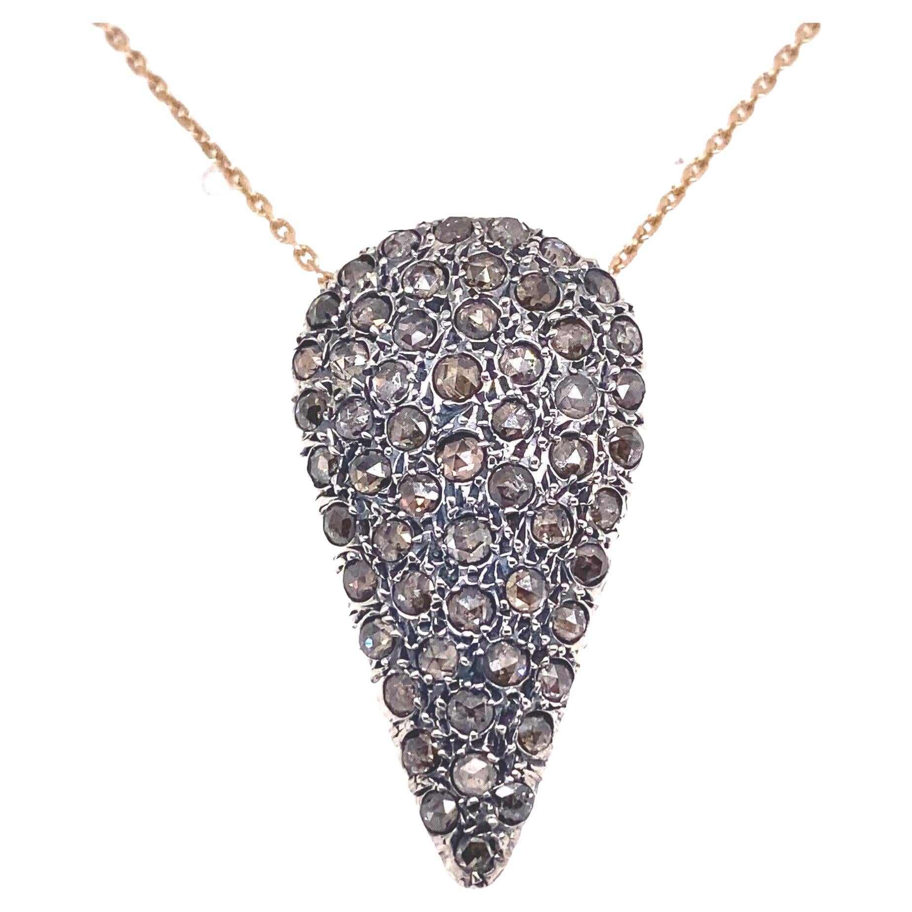 Pendentif et chaîne Cesellato en forme de goutte en or rose 9 carats et diamants, XXIe siècle en vente