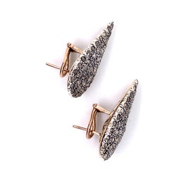 21. Jahrhundert Cesellato-Ohrringe aus 9 Karat Roségold und Diamanten in Tropfenform