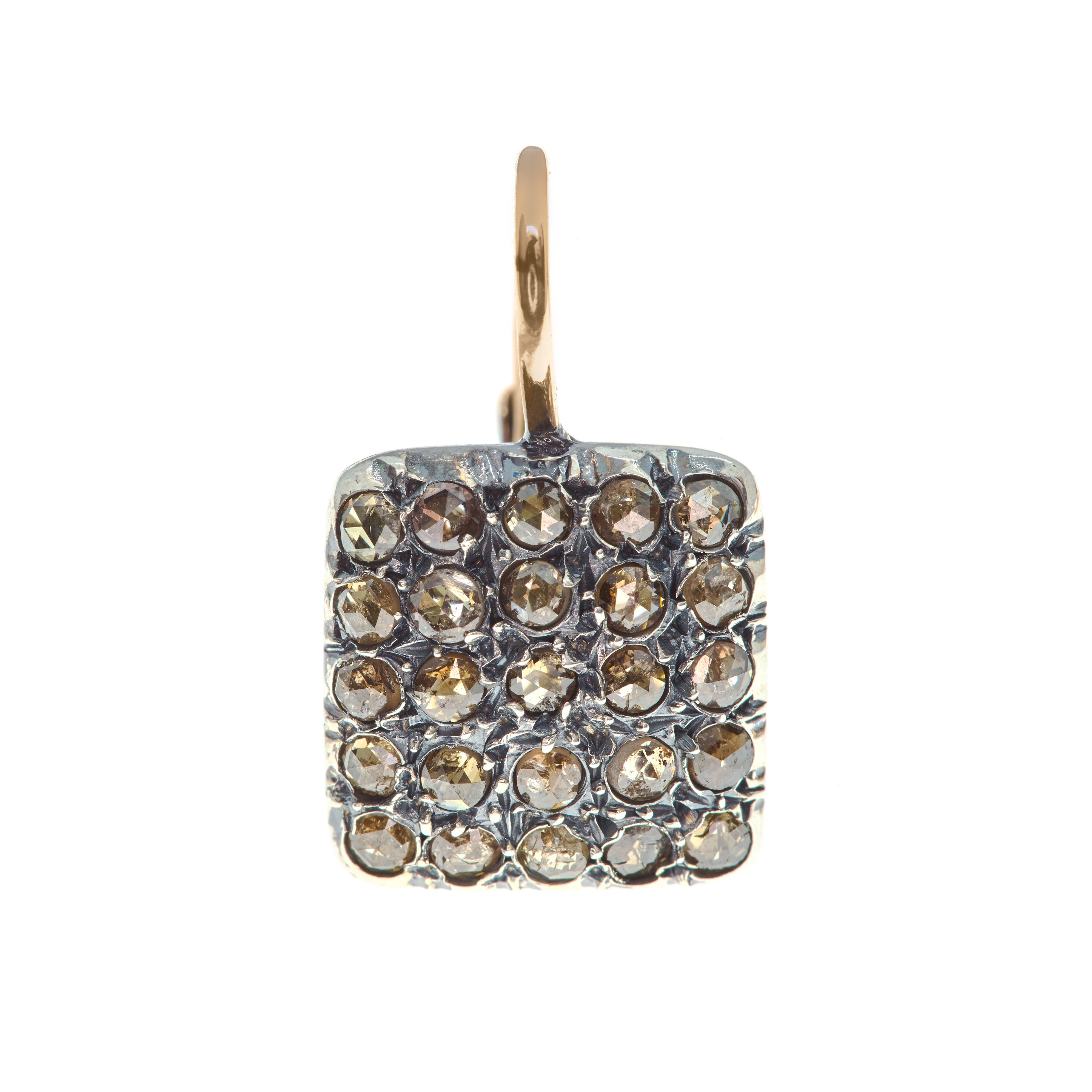 Contemporain Boucles d'oreilles carrées Cesellato en or rose 9 carats et diamants, XXIe siècle en vente