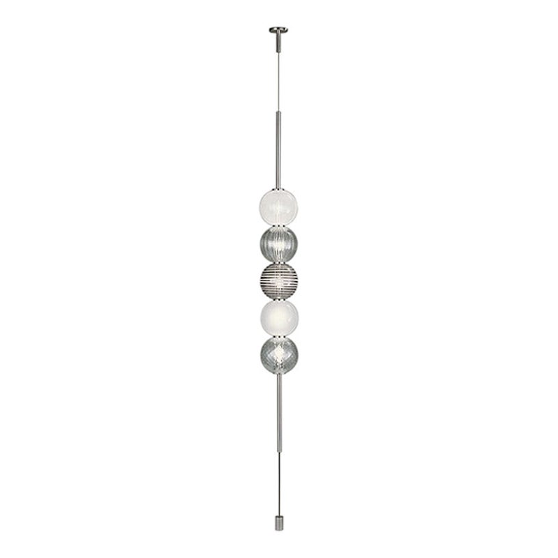 Suspension lumineuse en cristal/gris/blanc laiteux en forme d'ormeau 1, 5 sphres, XXIe sicle