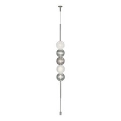 Suspension lumineuse en cristal/gris/blanc laiteux en forme d'ormeau 1, 5 sphres, XXIe sicle