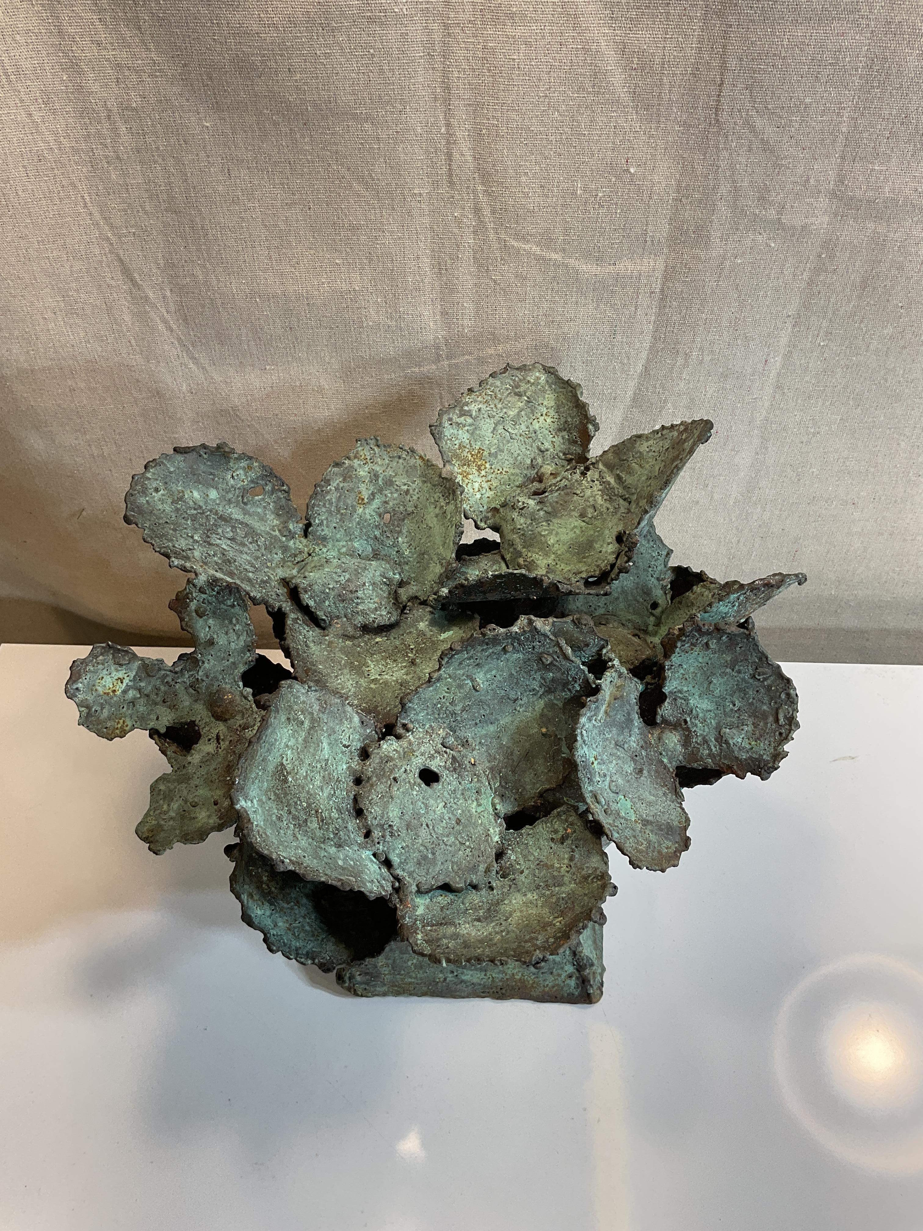 Scultura floreale astratta in bronzo
Realizzato a mano in stile Brutalista da un artista locale di Atlanta
Realizzato con una bellissima patina verdastra
Realizzato nel 21° secolo

Questa scultura floreale è un pezzo d'arte unico.