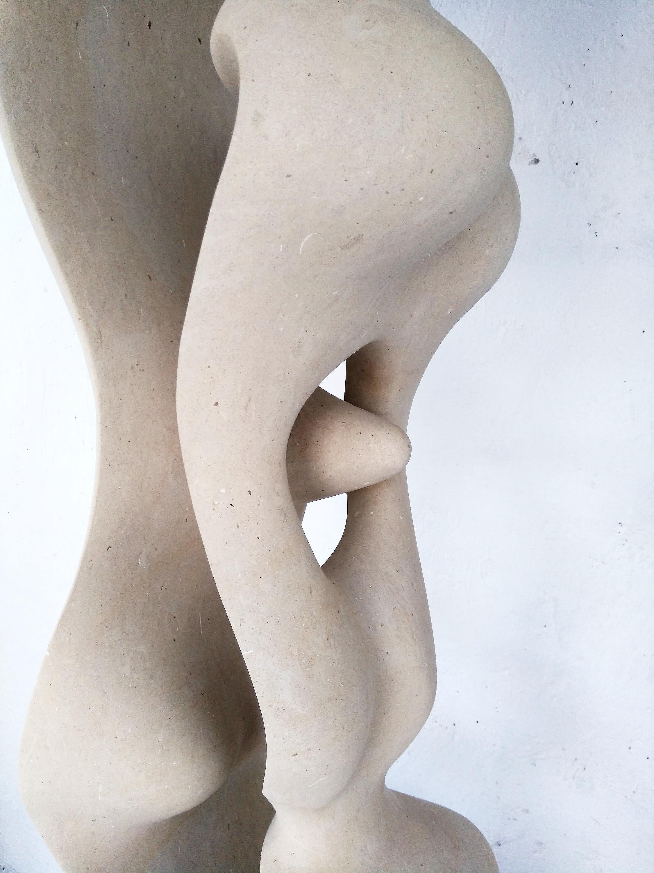 Abstrakte Skulptur inasis von Renzo Buttazzo aus Italien aus dem 21.

Skulptur in Lecce Stein
Wird mit einem Echtheitszertifikat geliefert.

Seit 1886 arbeitet Renzo Buttazzo mit Pietra Leccese (Kalkstein aus Lecce). In dieser Zeit verband er die