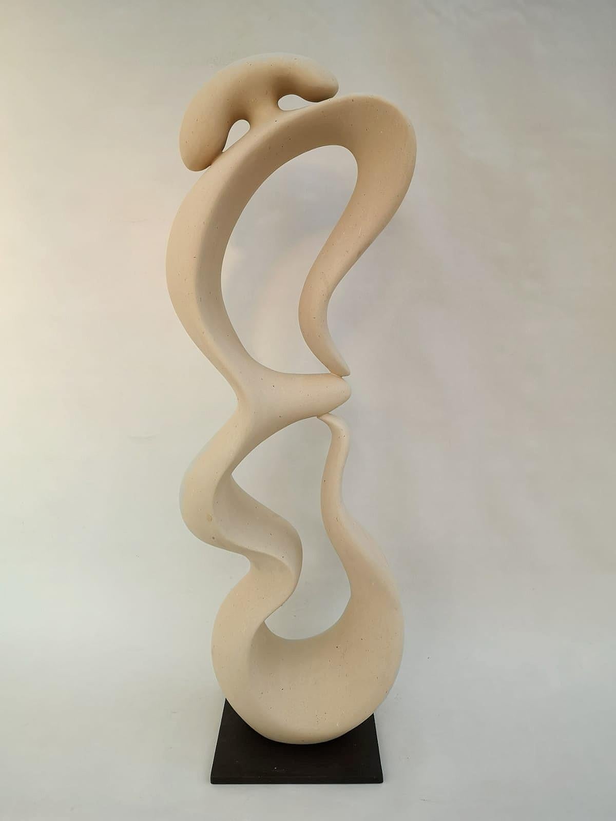 Abstrakte Skulptur des 21. Jahrhunderts BLANDAMENTA von Renzo Buttazzo aus Italien. Maße: Höhe 80 cm.

Skulptur in Lecce Stein
Wird mit einem Echtheitszertifikat geliefert.

Seit 1886 arbeitet Renzo Buttazzo mit Pietra Leccese (Kalkstein aus Lecce).