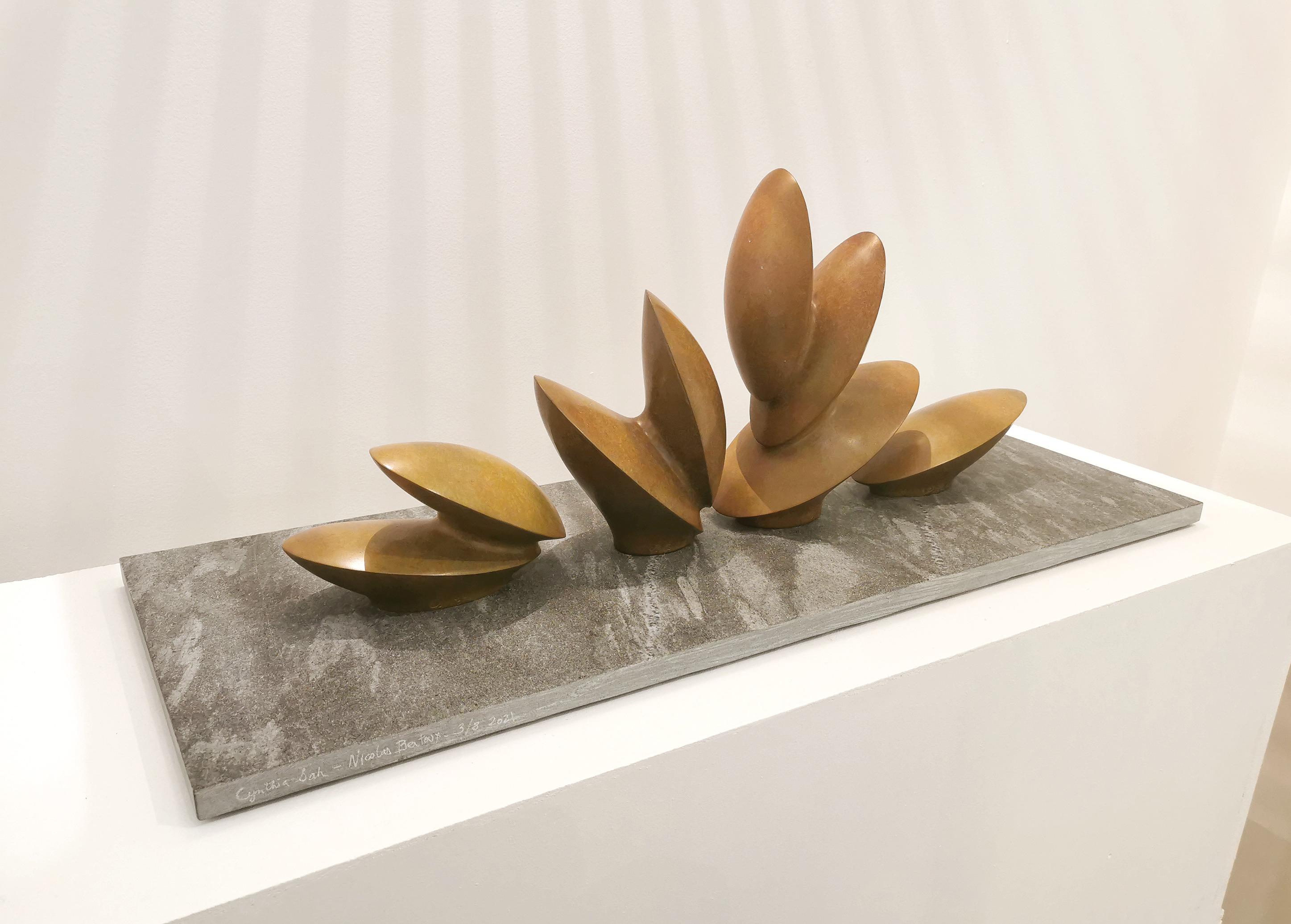 Moderne Sculpture abstraite du 21e siècle représentant des feuilles dansant par Nicolas Bertoux en vente