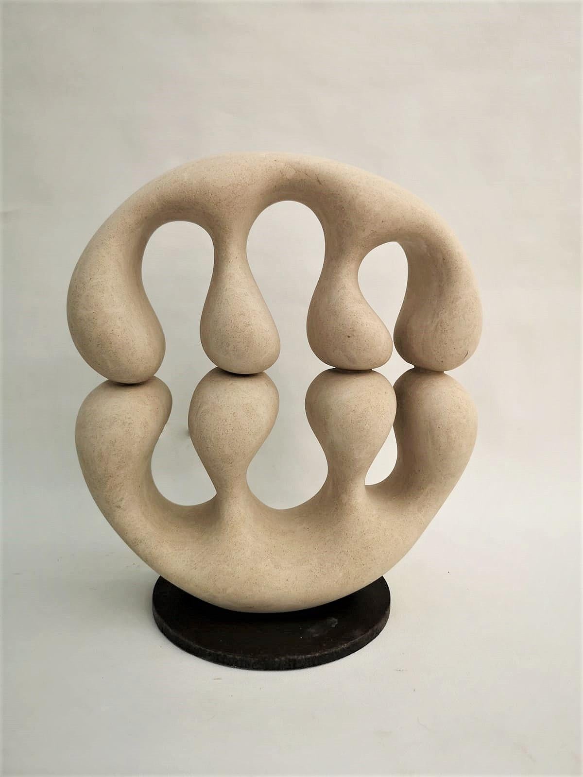 21st century abstract sculpture hands by Renzo Buttazzo from Italy.

Sculpture in Lecce Stone.
Delivered with a certificate of authenticity.

Since 1886 Renzo Buttazzo work with Pietra Leccese (limestone from Lecce), and during this time he combined