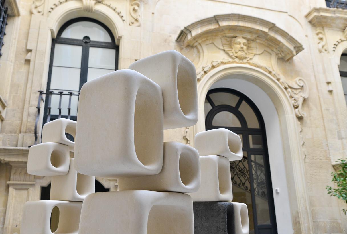Hand-Carved 21st Century Abstract Sculpture NIURA 200 cm height by Renzo Buttazzo For Sale