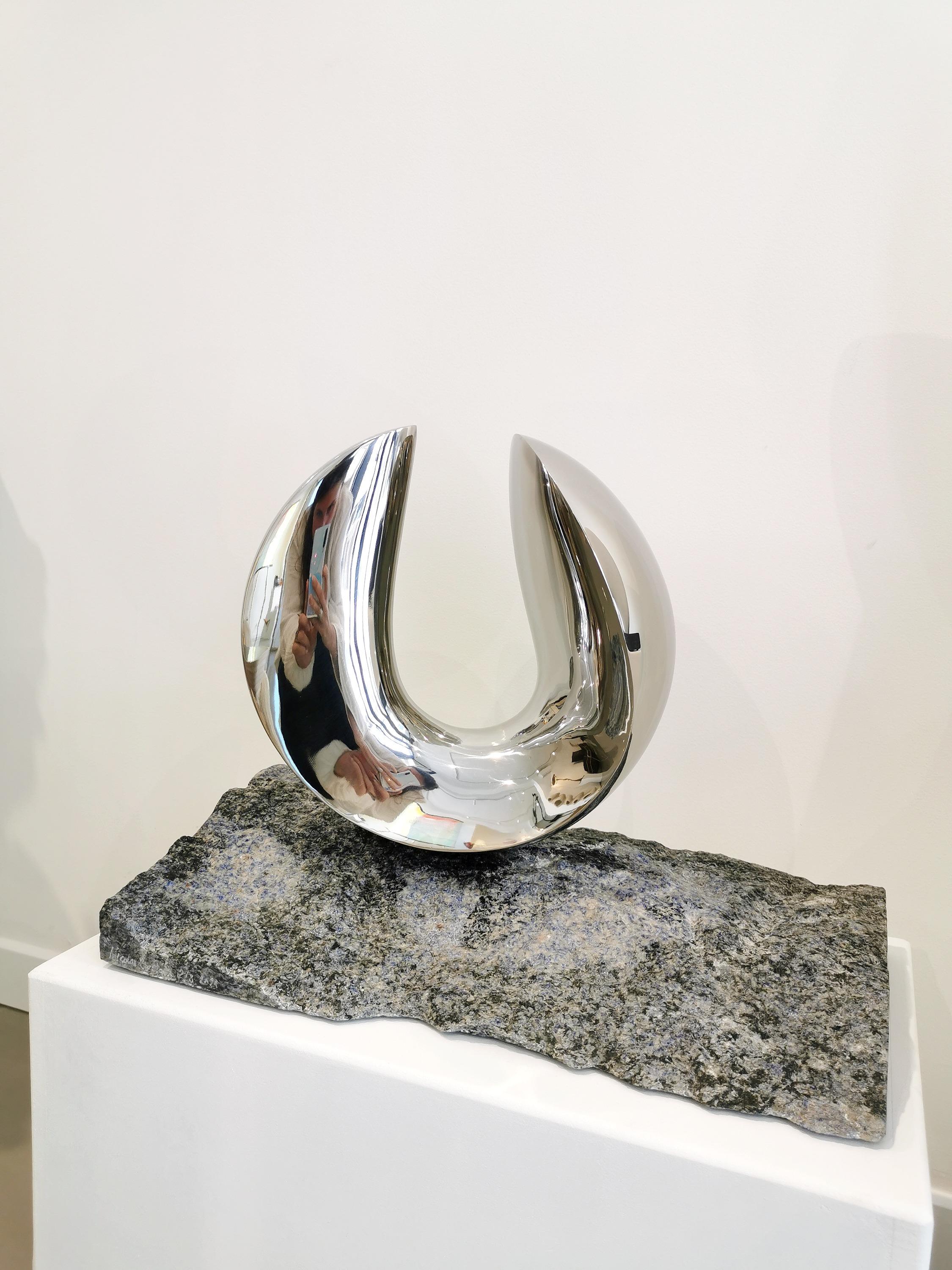By Nicolas Bertoux
Stainless steel and blue granit base
Measures: 17,70’’ x 09’’ x 13,40’’
Signed and numbered /8
Delivered with a certificate of authenticity.


RING (THE MONUMENTAL)
Ravaccione Carrara white marble
1,90 x 1,60 x 1,90
