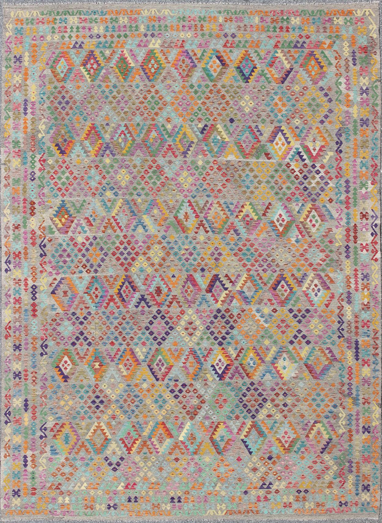 Tappeto afghano del 21° secolo Rug & Kilim grande e moderno con design tribale e colori multipli in vendita 1
