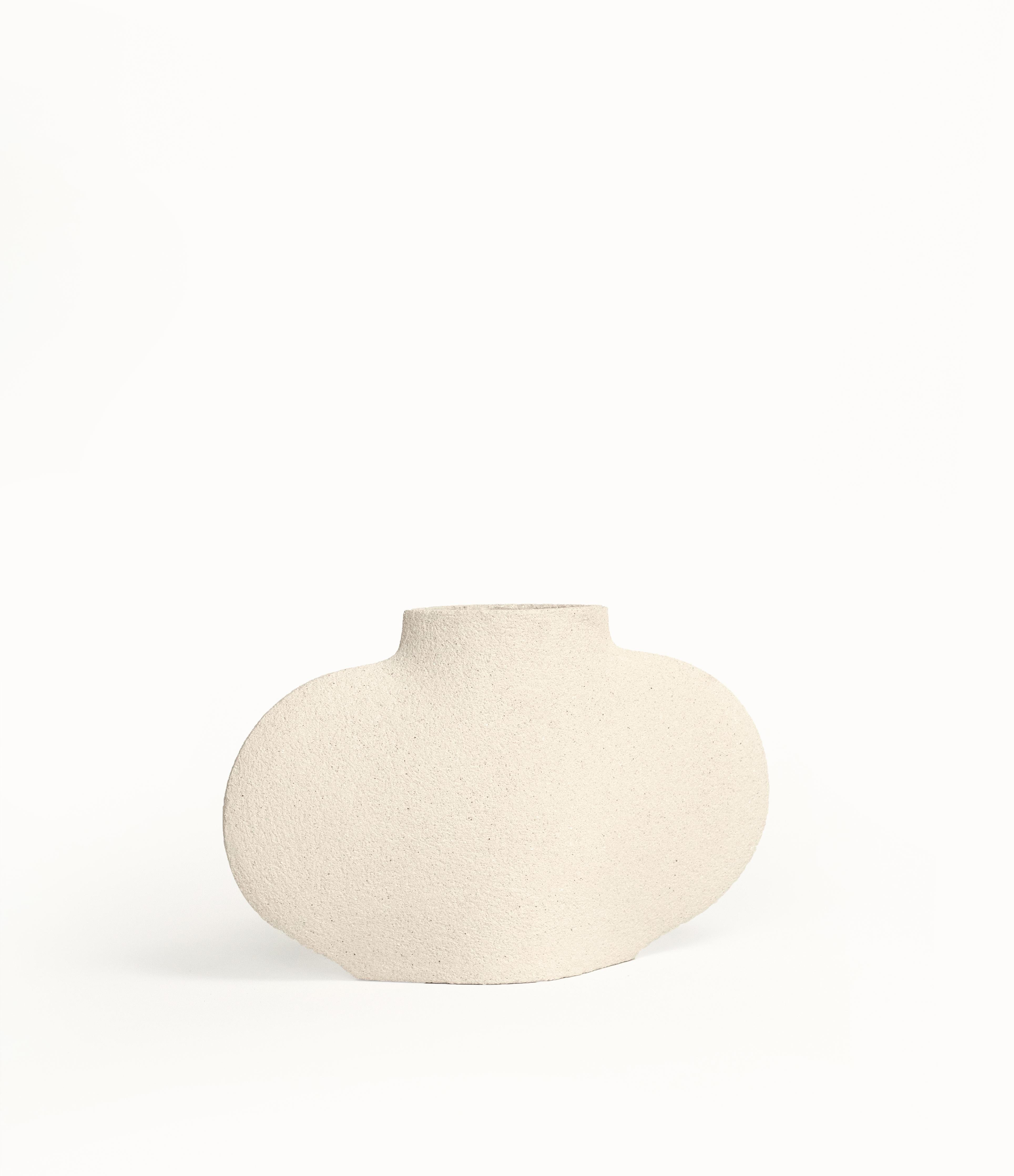 Ailes N°2 - white

Hand-crafted in our studio in France.

H: 14 cm / L: 24 cm
H: 5.5 inch / L: 9.5 inch

- Stoneware fired at high temperature finished with transparent glossy glaze inside.
- Raw exterior showcasing the natural aspect of the