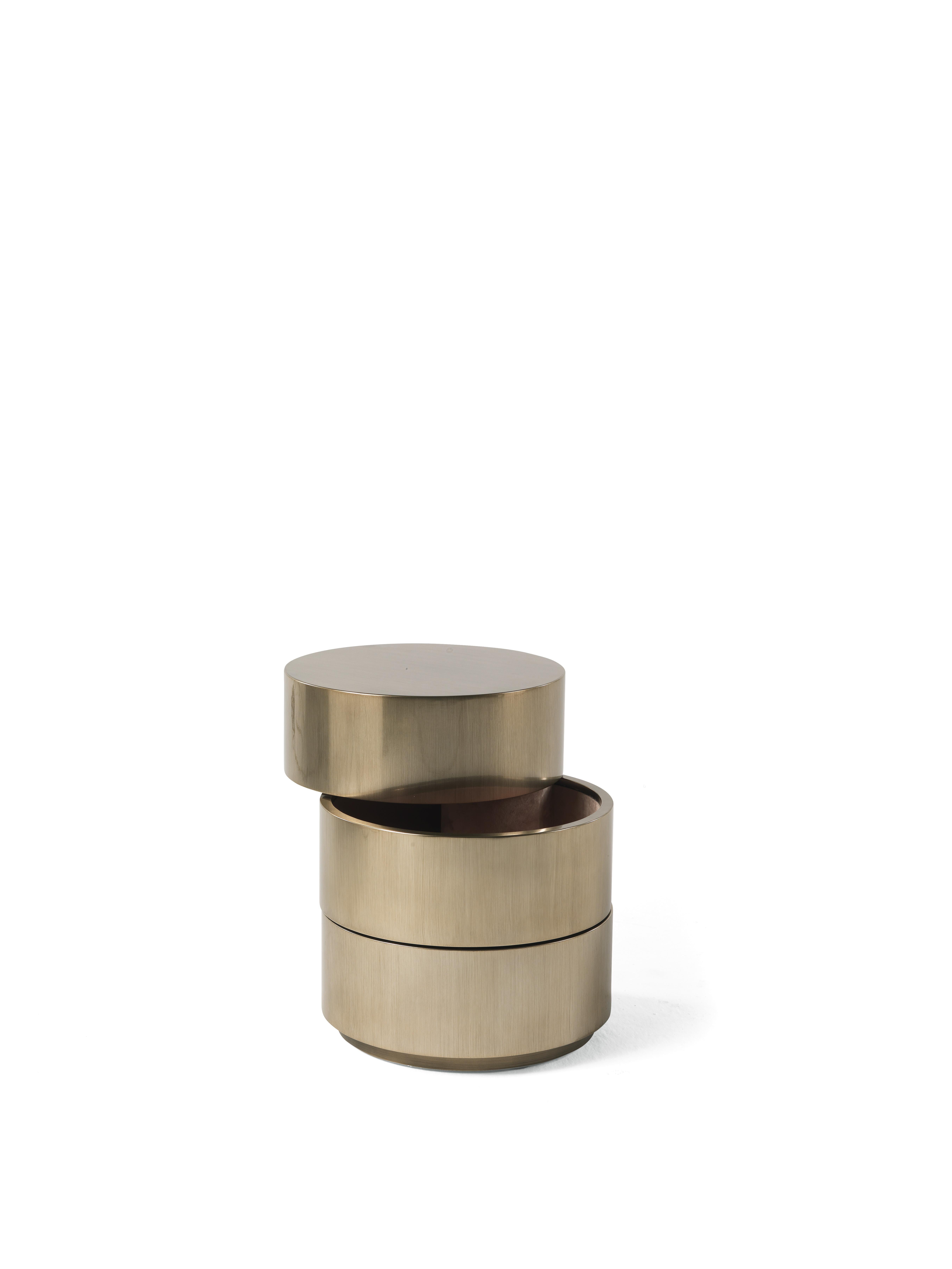 An original small table with circular shape, a zen inspiration that refers to the theme of infinity and eternal continuity hides two swivel drawers upholstered with precious fabrics of the ETRO Home Interiors collection. The structure in gold