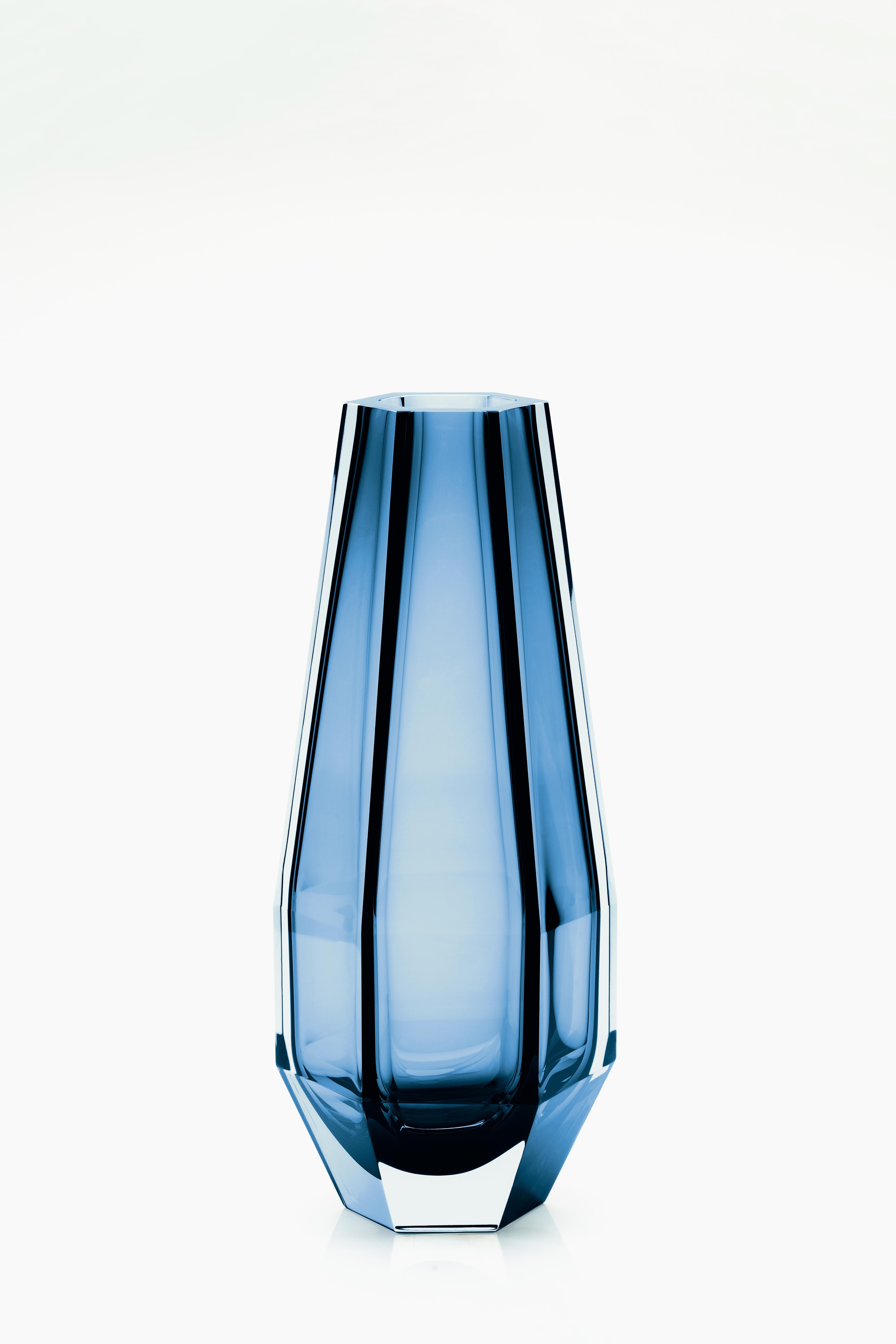 21. Jahrhundert Alessandro Mendini, transparente Vase GEMELLA, Murano-Glas.
Mit den beiden Vasen Gemello und Gemella, die von Alessandro Mendini entworfen wurden, setzt Purho die Suche nach Produkten mit komplementären Formen fort. Die Vasen, die