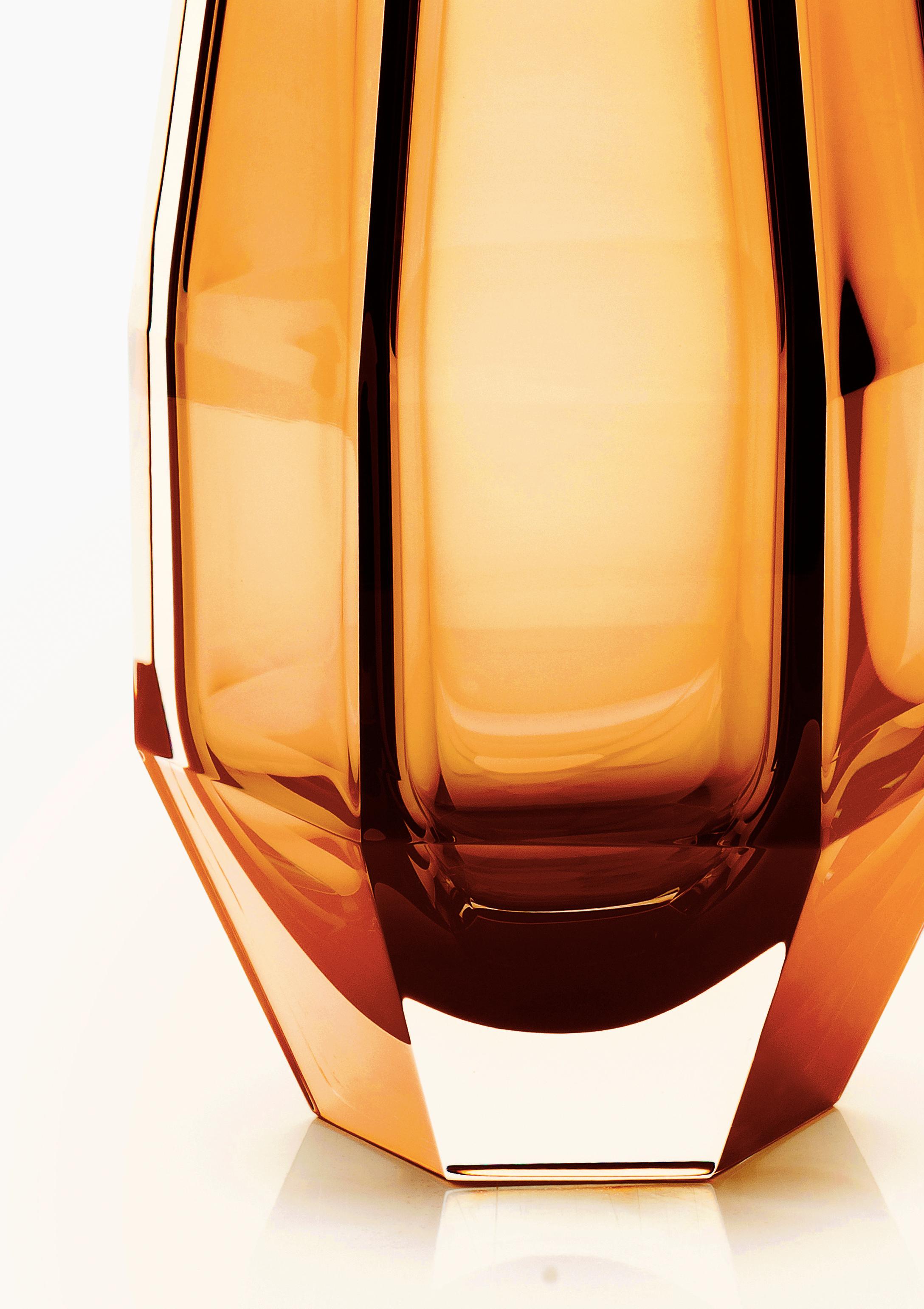 21e siècle Alessandro Mendini, vase transparent GEMELLO, verre de Murano.
Purho poursuit sa recherche de produits aux formes complémentaires avec la paire de vases Gemello et Gemella conçus par Alessandro Mendini. Partageant le même concept de