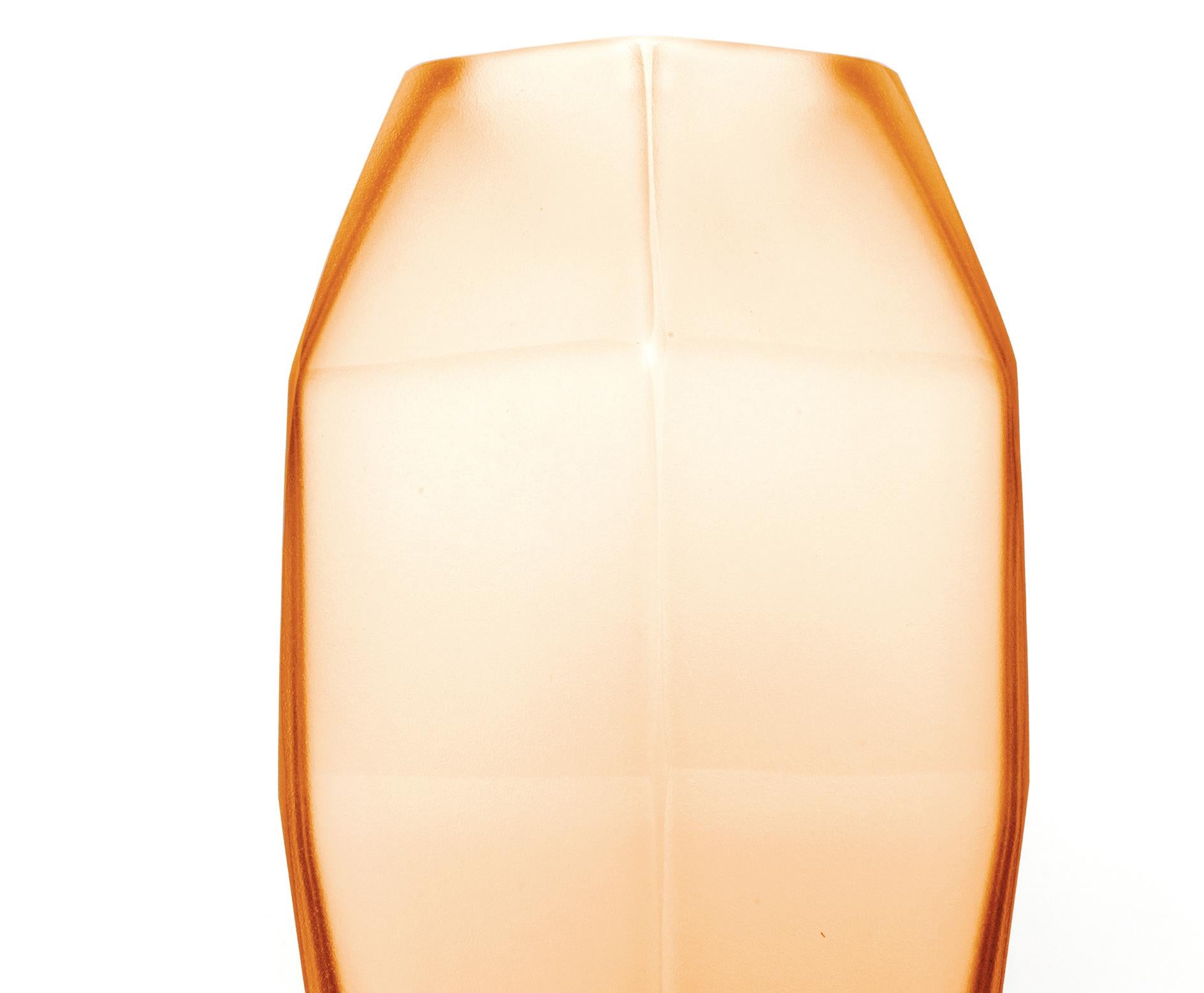 21. Jahrhundert Alessandro Mendini, transparente Vase GEMELLO, Murano-Glas.
Mit den beiden Vasen Gemello und Gemella, die von Alessandro Mendini entworfen wurden, setzt Purho die Suche nach Produkten mit komplementären Formen fort. Die Vasen, die