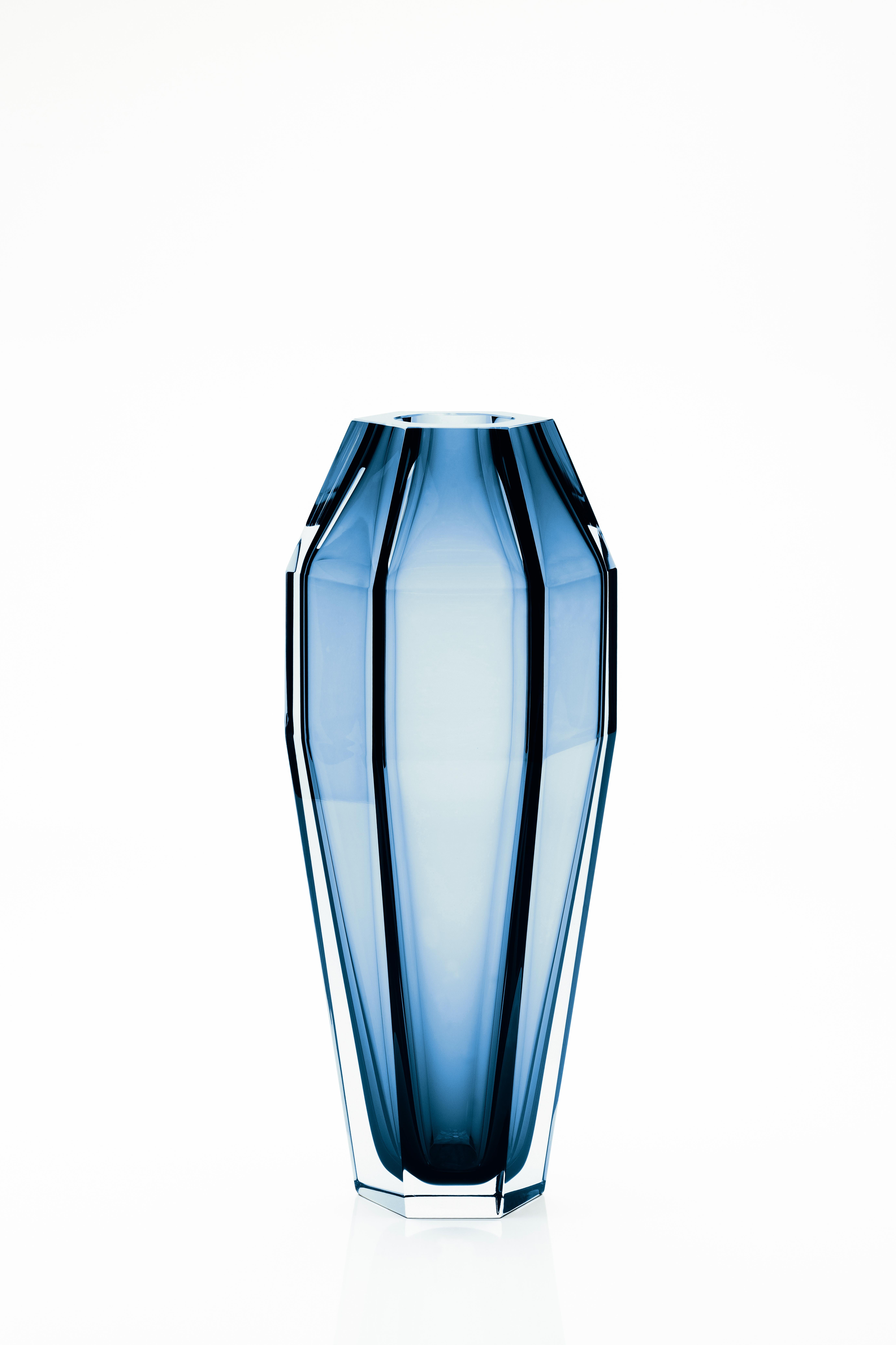 XXI secolo Alessandro Mendini, vaso trasparente GEMELLO, vetro di Murano.
Purho continua a cercare prodotti dalle forme complementari con la coppia di vasi Gemello e Gemella disegnati da Alessandro Mendini. Condividendo lo stesso concetto di