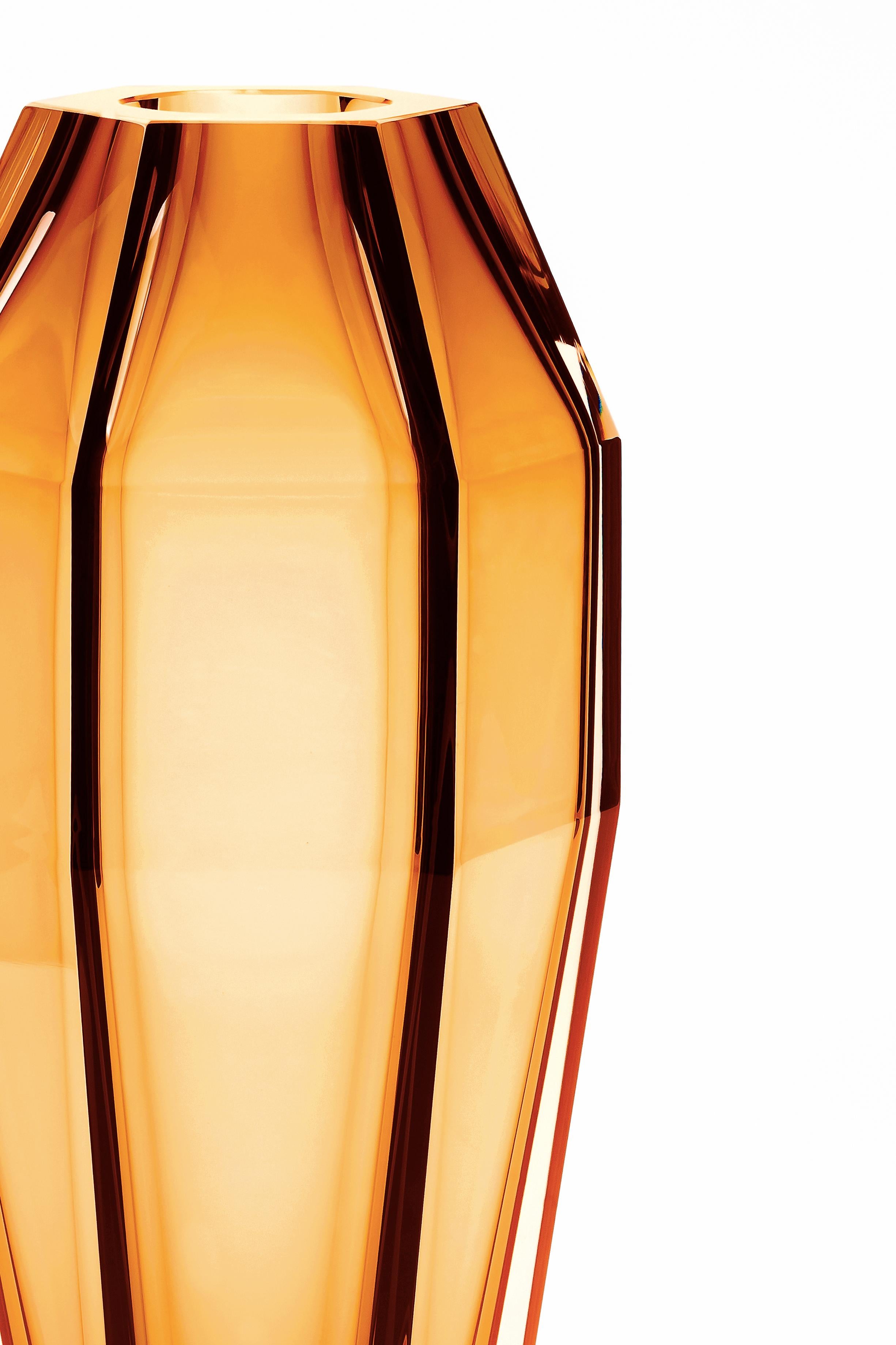 21e siècle Alessandro Mendini, vase transparent GEMELLO, verre de Murano.
Purho poursuit sa recherche de produits aux formes complémentaires avec la paire de vases Gemello et Gemella conçus par Alessandro Mendini. Partageant le même concept de