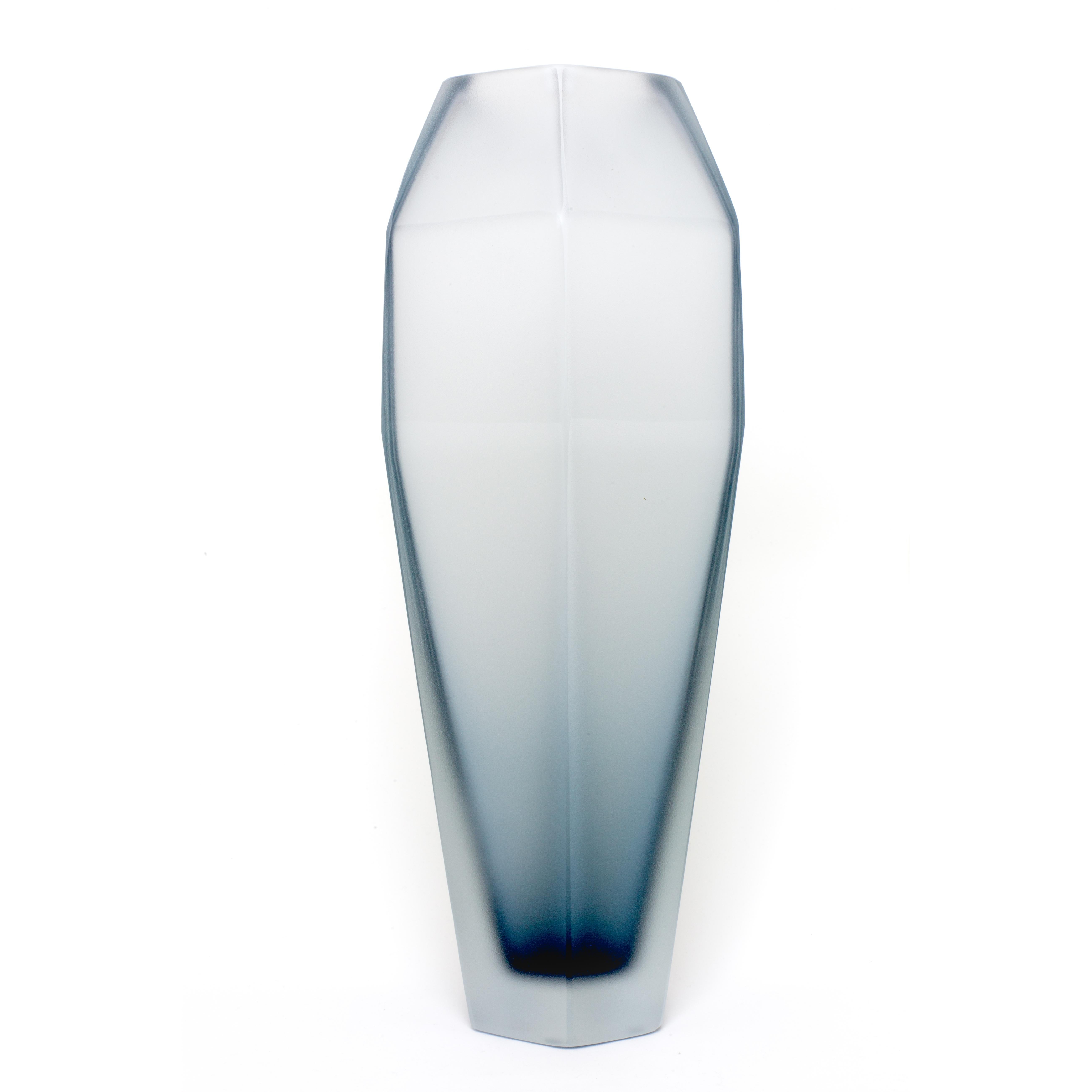 21. Jahrhundert Alessandro Mendini, Vase GEMELLO, Muranoglas, mattiert.
Mit den beiden Vasen Gemello und Gemella, die von Alessandro Mendini entworfen wurden, setzt Purho die Suche nach Produkten mit komplementären Formen fort. Die Vasen, die das