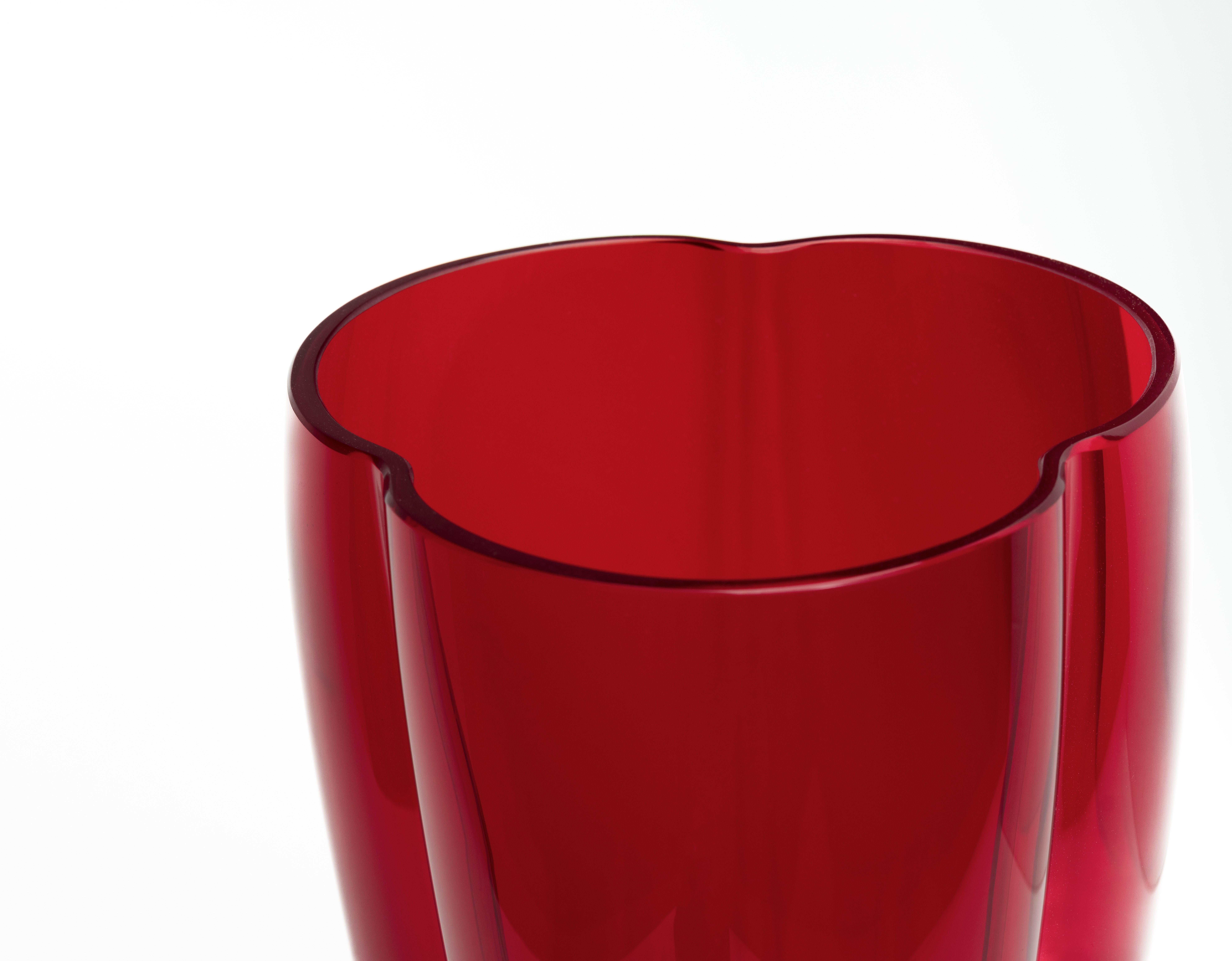 21e siècle Alessandro Mendini, grand vase Petalo 3 pétales, verre de Murano.
Petal est un vase arrondi qui, grâce à de fins fils métalliques, crée des formes lobées ressemblant à des pétales lorsqu'il est soufflé. Conçu par Alessandro Mendini,