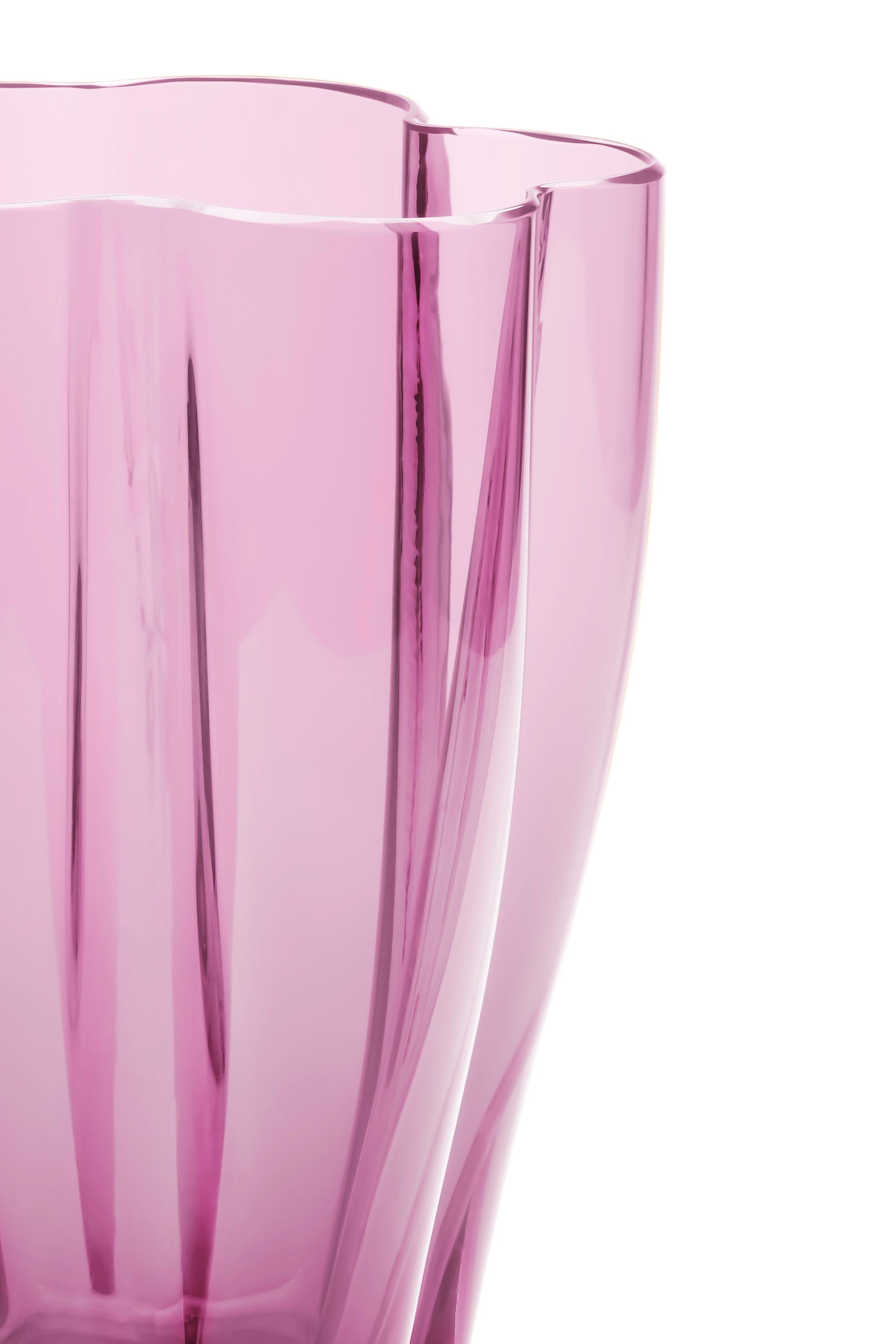 21e siècle Alessandro Mendini, petit vase Petalo, 6 pétales, verre de Murano, différentes couleurs
Petal est un vase arrondi qui, grâce à de fins fils métalliques, crée des formes lobées ressemblant à des pétales lorsqu'il est soufflé. Conçu par
