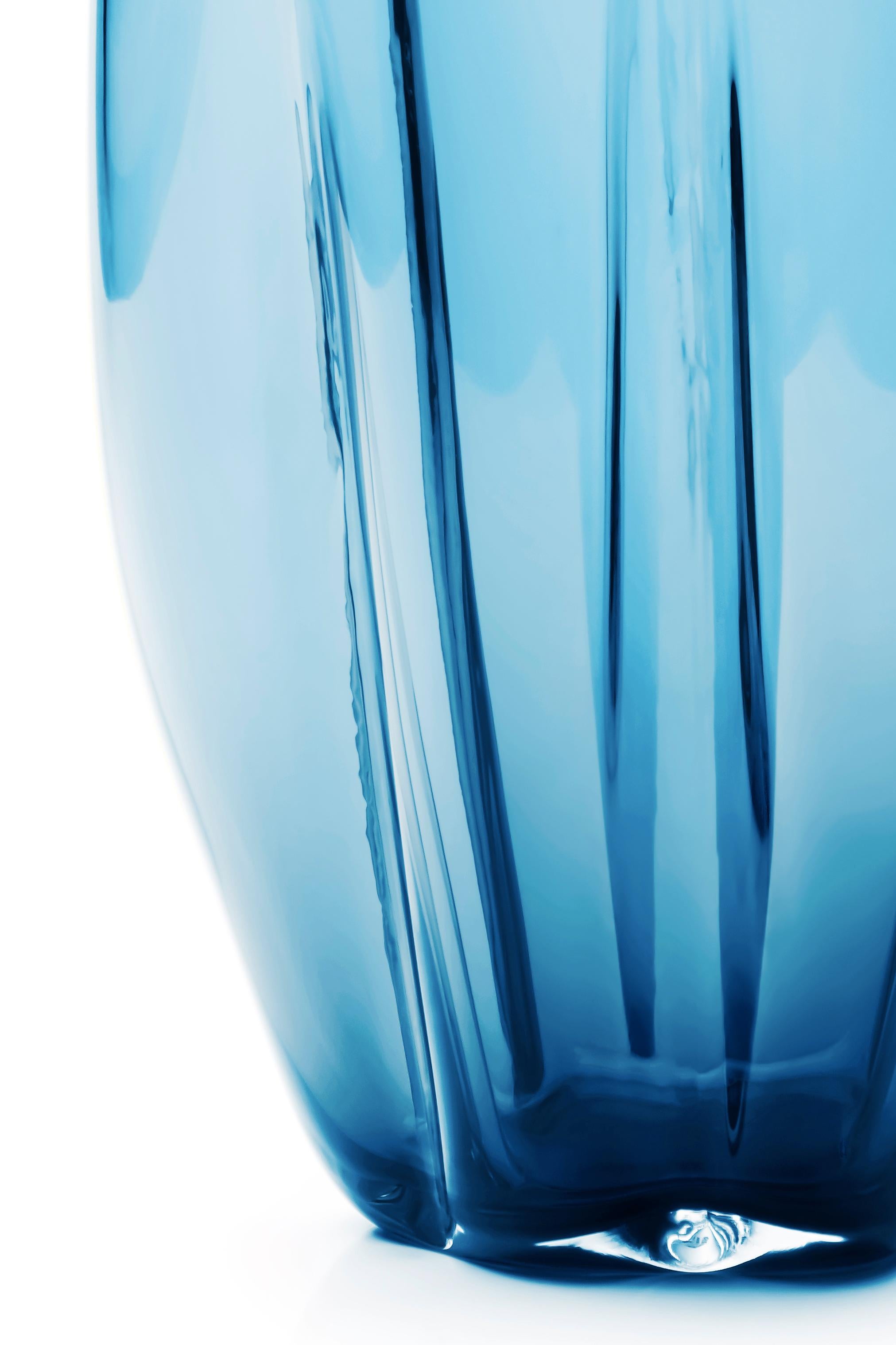 21st century Alessandro Mendini, Petalo small vase, 6 petals, Murano glass, various colors
Petal is a rounded vase that, thanks to some fine metal wires, when blown creates lobed shapes that resemble petals. Designed by Alessandro Mendini, Petalo