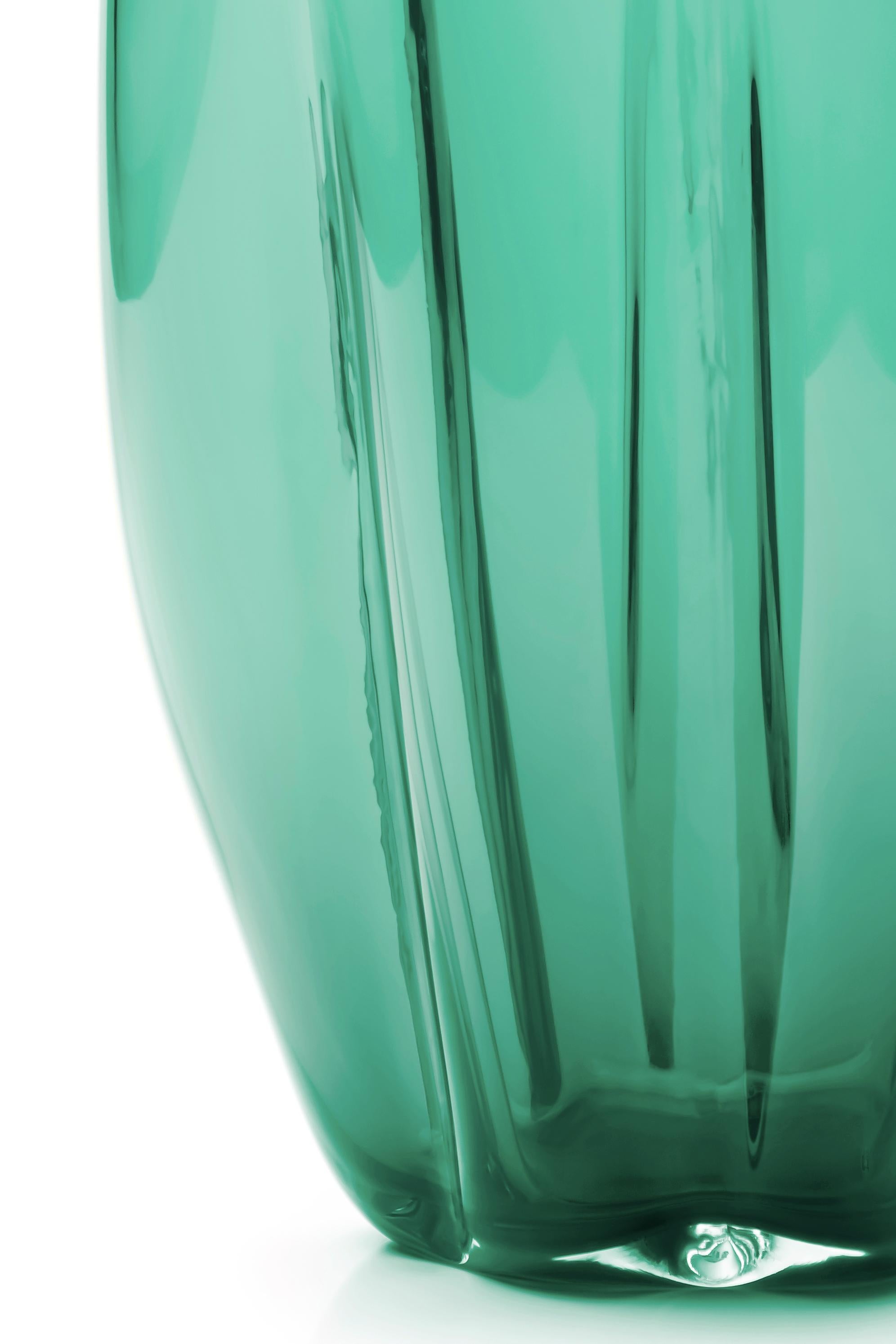 21e siècle Alessandro Mendini, petit vase Petalo, 6 pétales, verre de Murano, différentes couleurs
Petal est un vase arrondi qui, grâce à de fins fils métalliques, crée des formes lobées ressemblant à des pétales lorsqu'il est soufflé. Conçu par