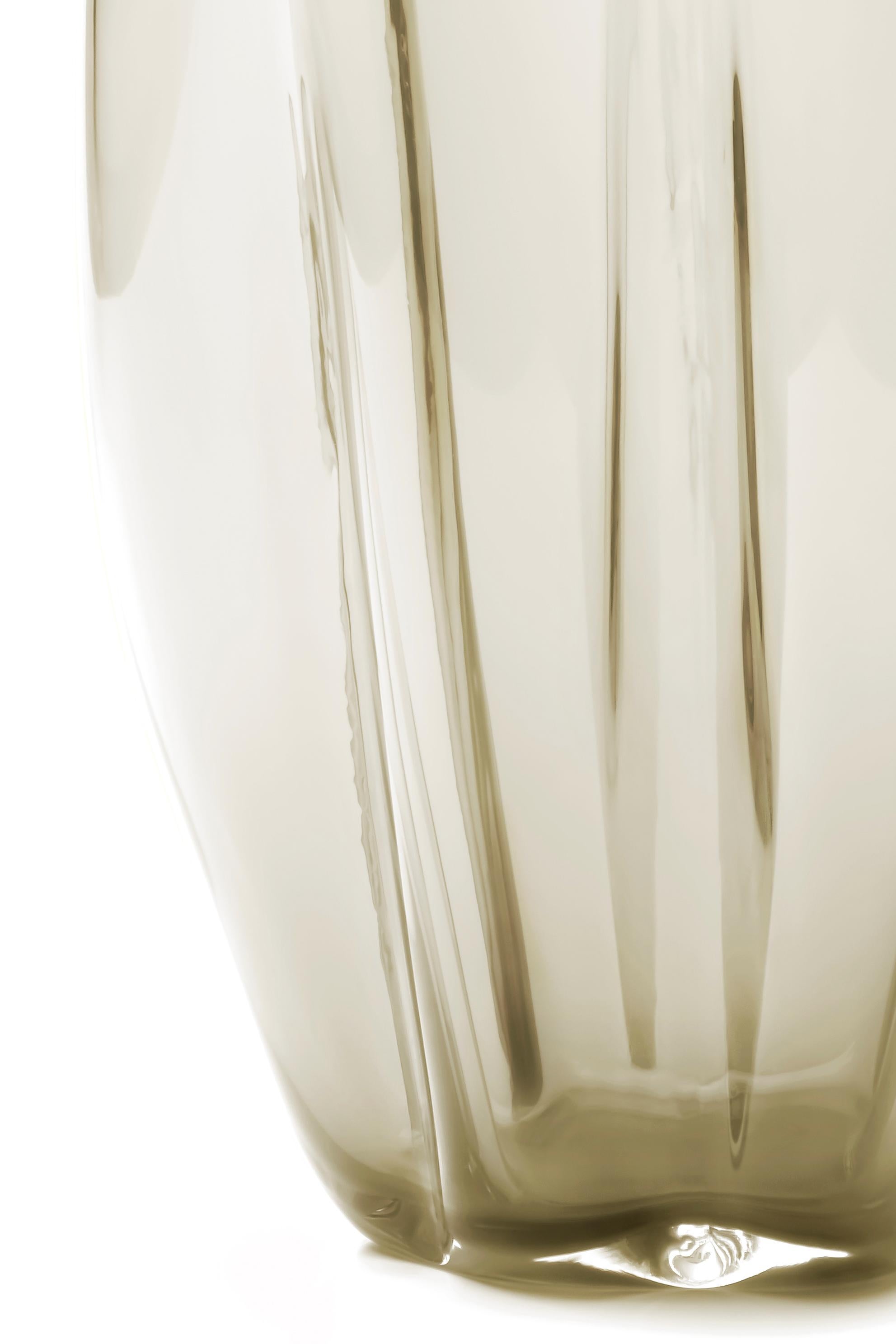 21st century Alessandro Mendini, Petalo small vase, 6 petals, Murano glass, various colors
Petal is a rounded vase that, thanks to some fine metal wires, when blown creates lobed shapes that resemble petals. Designed by Alessandro Mendini, Petalo
