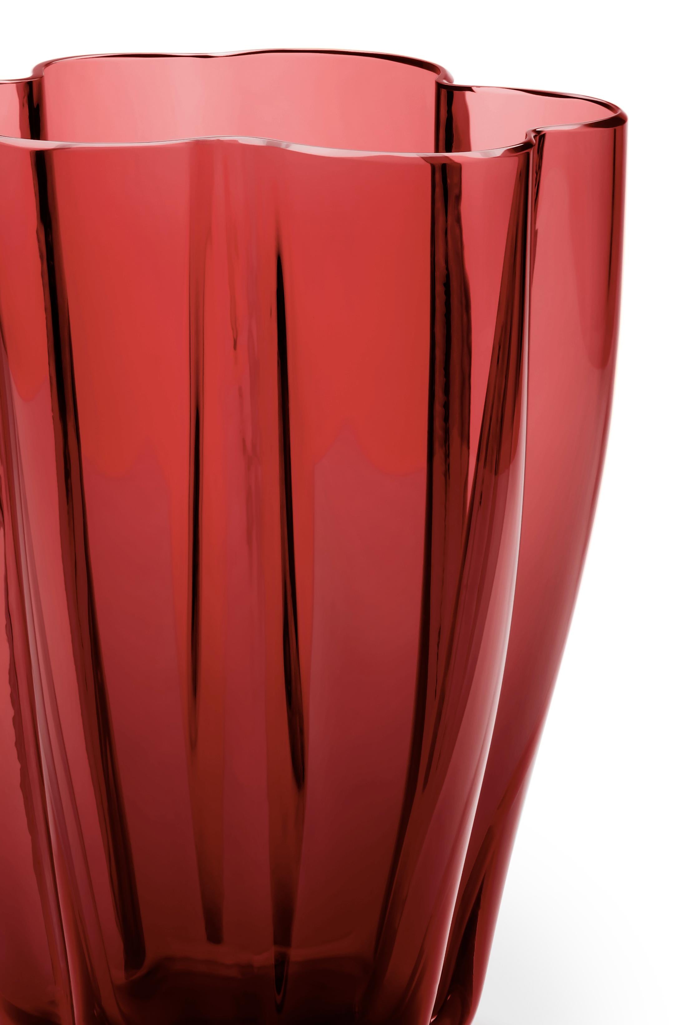 21e siècle Alessandro Mendini, petit vase Petalo, 6 pétales, verre de Murano, différentes couleurs
Petal est un vase arrondi qui, grâce à de fins fils métalliques, crée des formes lobées ressemblant à des pétales lorsqu'il est soufflé. Conçu par