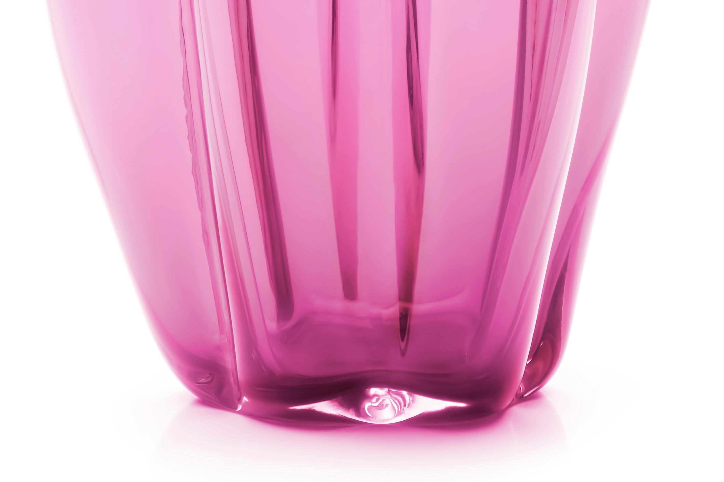 21st century Alessandro Mendini, Petalo small vase, 6 petals, Murano glass, various colors
Petal is a rounded vase that, thanks to some fine metal wires, when blown creates lobed shapes that resemble petals. Designed by Alessandro Mendini, Petalo
