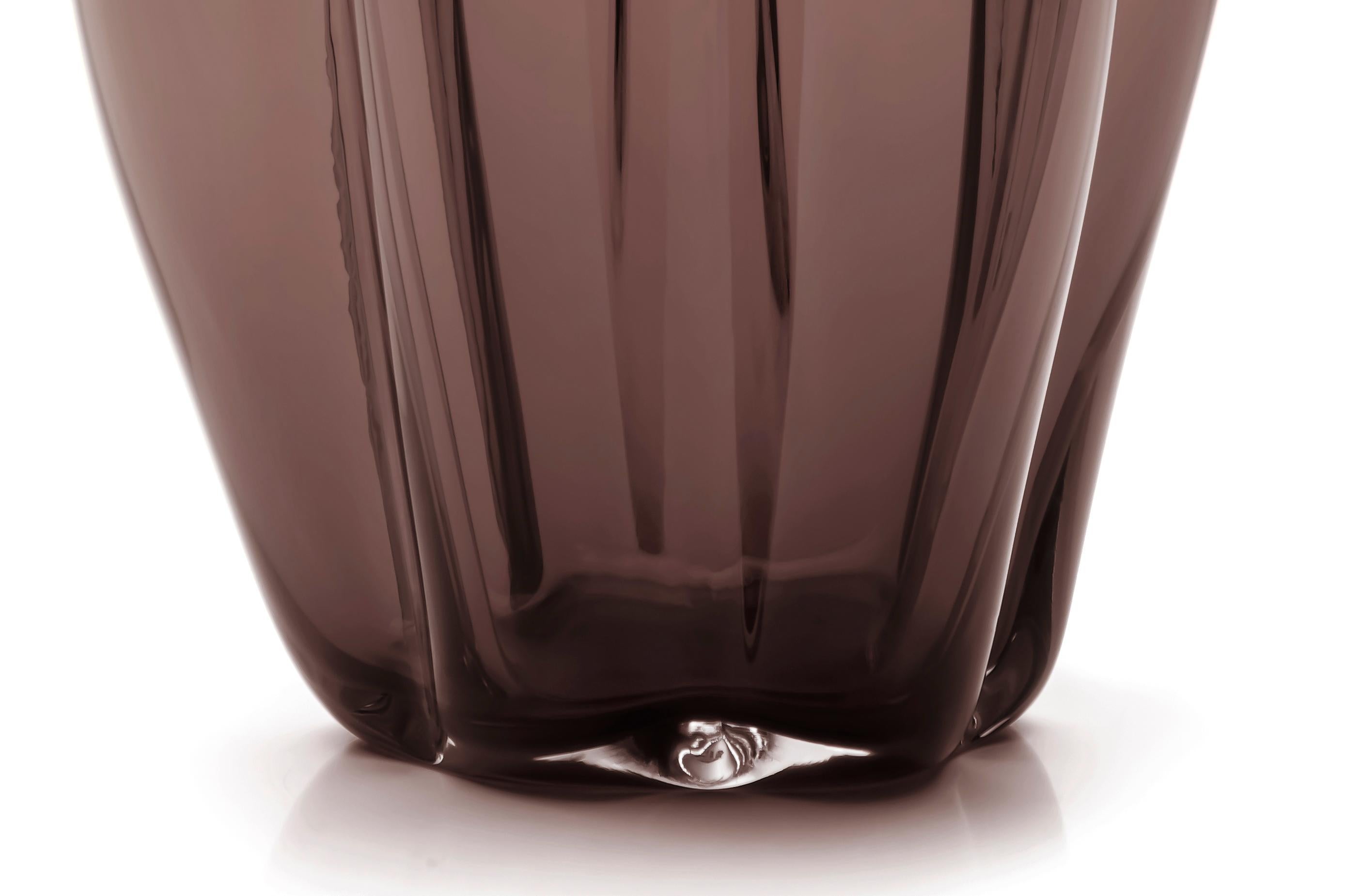 21e siècle Alessandro Mendini, petit vase Petalo, 6 pétales, verre de Murano, différentes couleurs
Petal est un vase arrondi qui, grâce à de fins fils métalliques, crée des formes lobées ressemblant à des pétales lorsqu'il est soufflé. Conçu par