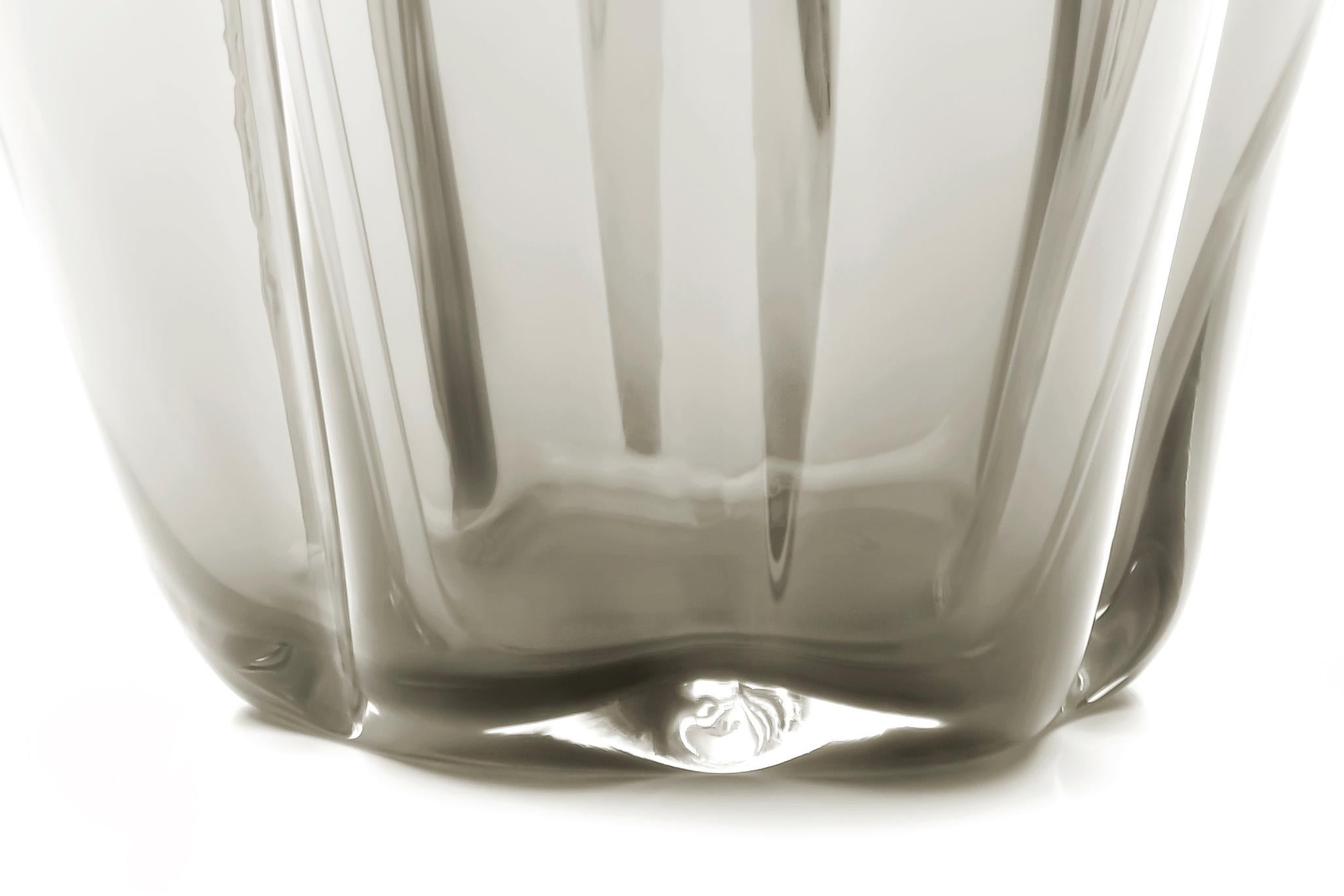 21. Jahrhundert Alessandro Mendini, Petalo kleine Vase, 6 Blütenblätter, Murano Glas, verschiedene Farben
Petal ist eine runde Vase, die dank einiger feiner Metalldrähte beim Blasen lappige Formen erzeugt, die an Blütenblätter erinnern. Petalo wurde