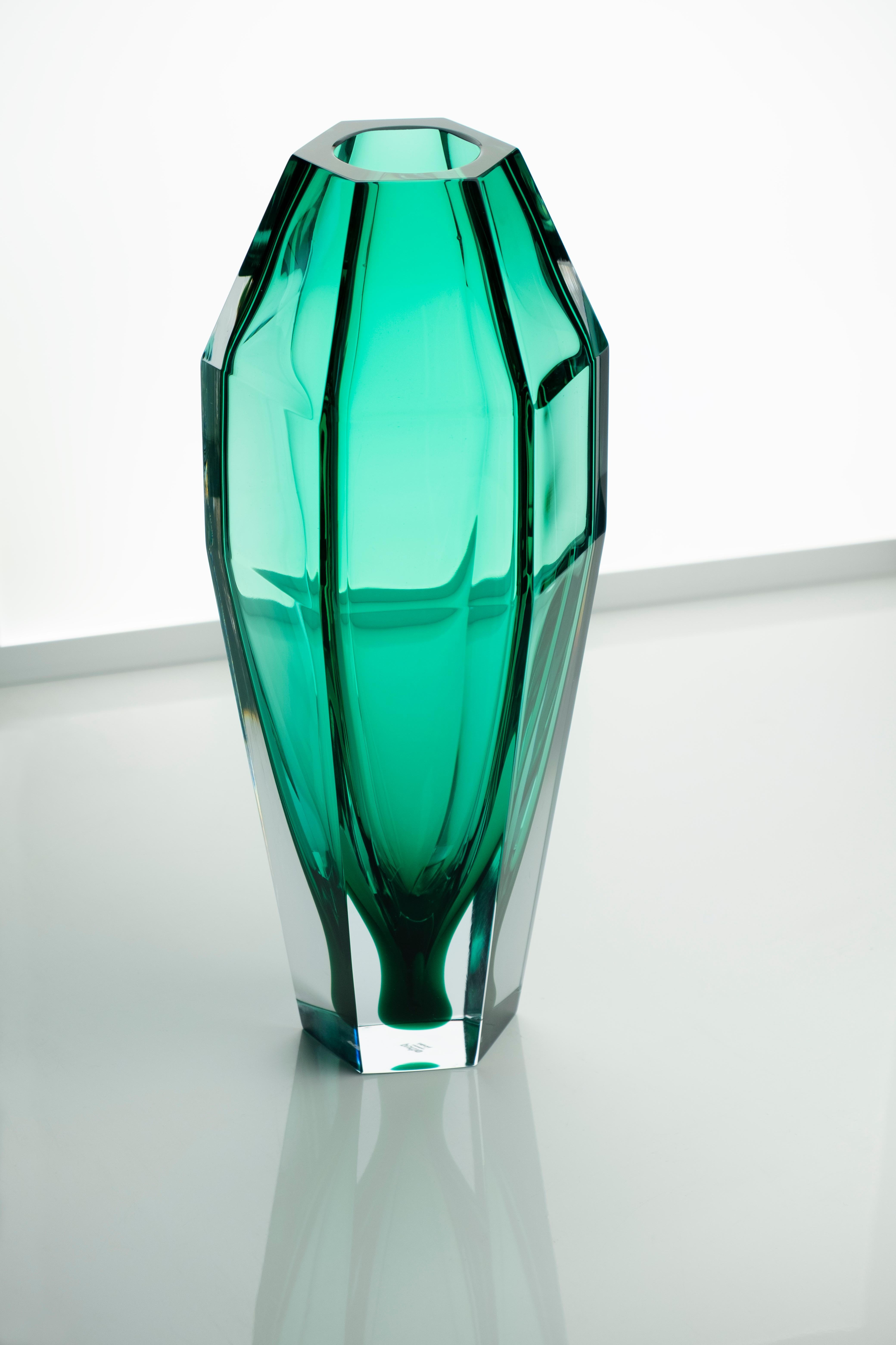 21. Jahrhundert Alessandro Mendini, Transparente Vase GEMELLO, Muranoglas.
Mit den beiden Vasen Gemello und Gemella, die von Alessandro Mendini entworfen wurden, setzt Purho die Suche nach Produkten mit komplementären Formen fort. Die Vasen, die
