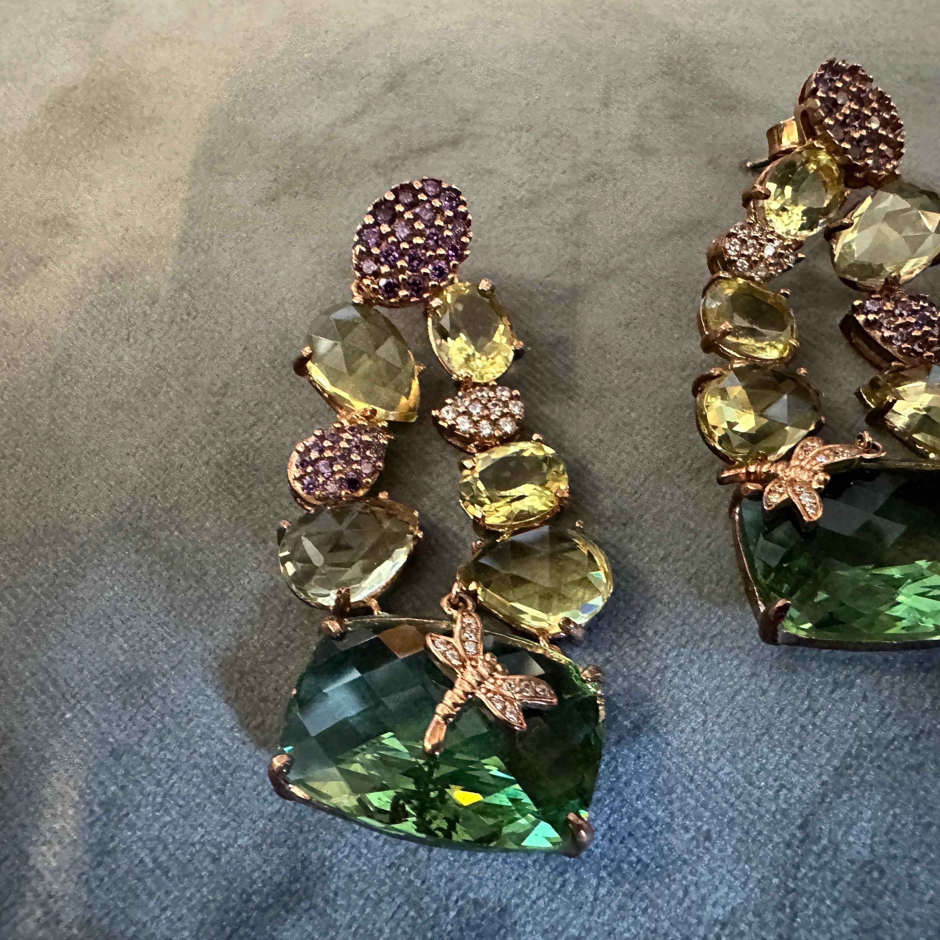 Ces remarquables boucles d'oreilles italiennes du XXIe siècle sont un exemple éblouissant de bijoux fantaisie contemporains dotés d'une touche artistique. Leur composition vibrante et leur jeu de couleurs audacieux capturent l'essence du luxe