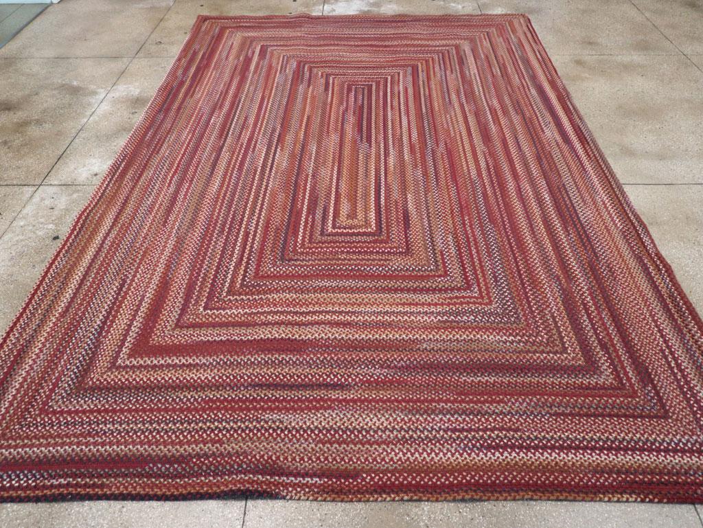 Un moderno tappeto americano a treccia per ambienti realizzato a mano nel XXI secolo.

Misure: 9' 7