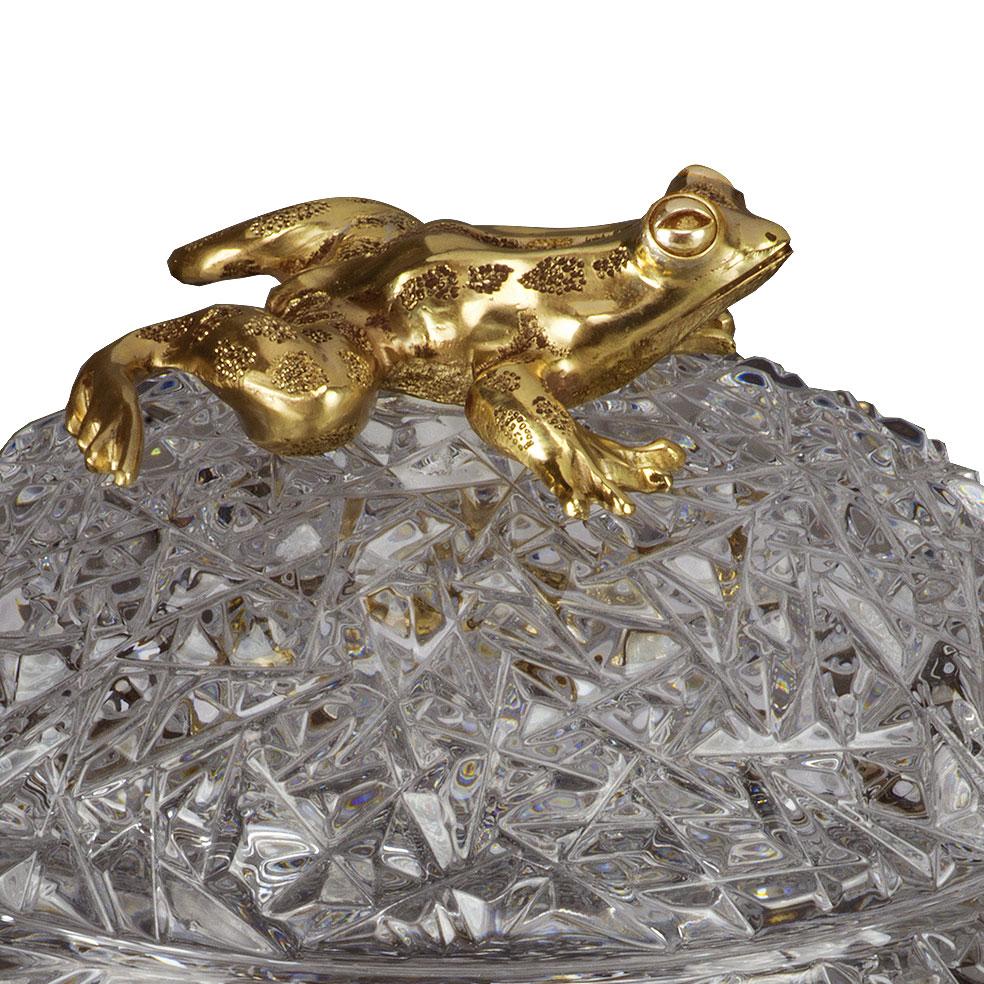 Hand-carved crystal box with Frog in brass made with the artisan lost wax technique with patinated gold finish. Each object is handcrafted and the care for every detail makes each item unique in its kind. 
The style of this box is a modern