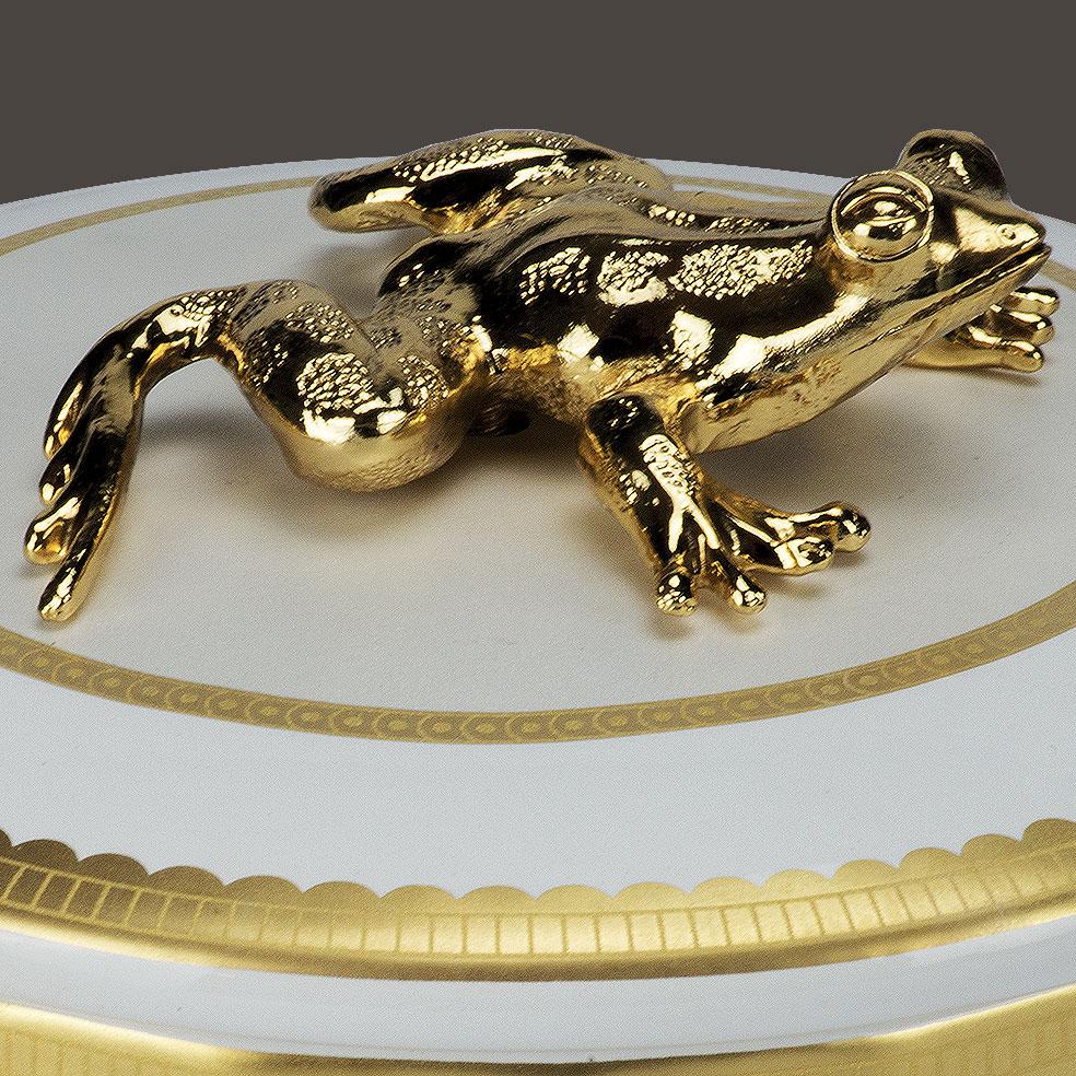 italien 21e siècle,  COLLECTION DE BOÎTE D'Animaux -  Boîte en porcelaine décorée  avec grenouille  en vente