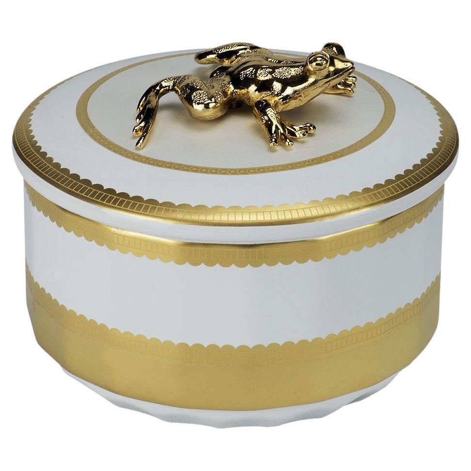 21e siècle,  COLLECTION DE BOÎTE D'Animaux -  Boîte en porcelaine décorée  avec grenouille  en vente
