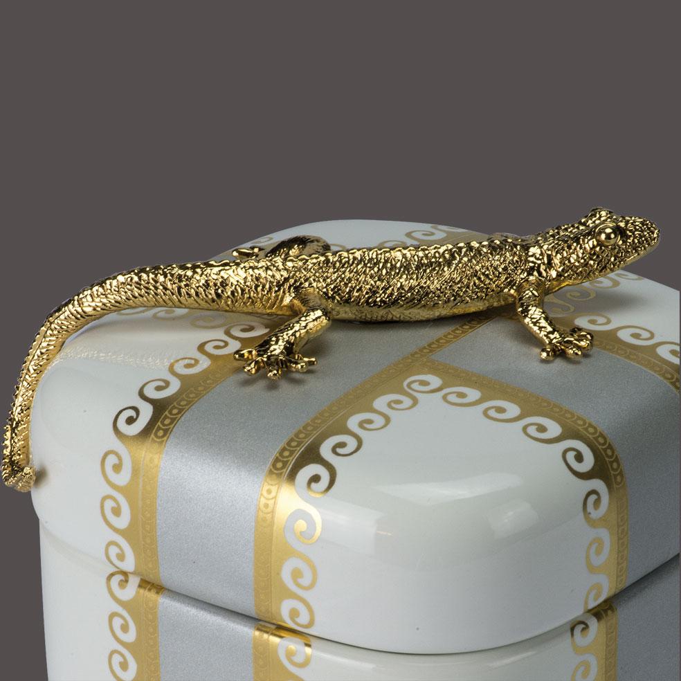 Luigi XVI 21° secolo, Collezione di scatole per animali, Scatola di porcellana con Geko in bronzo dorato in vendita