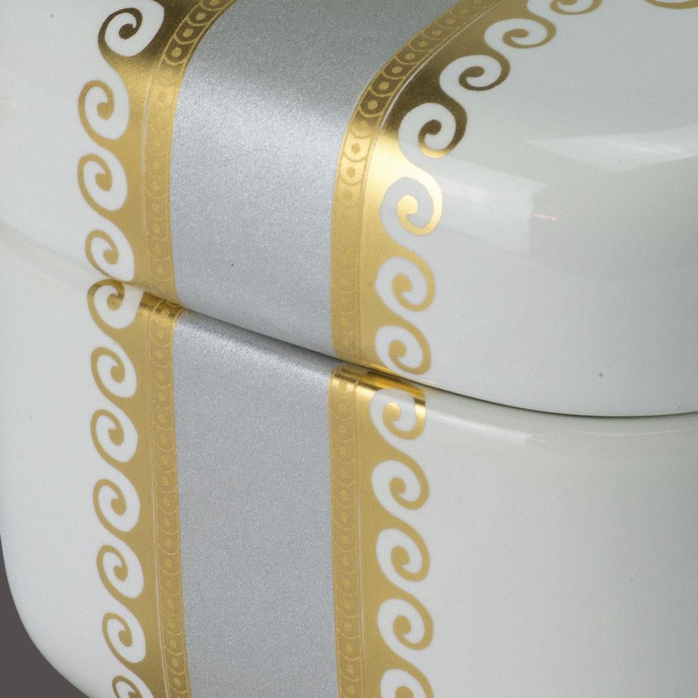 Louis XVI 21st Century, Animal Box Collection, Porcelain Box with Golden Bronze Geko For Sale