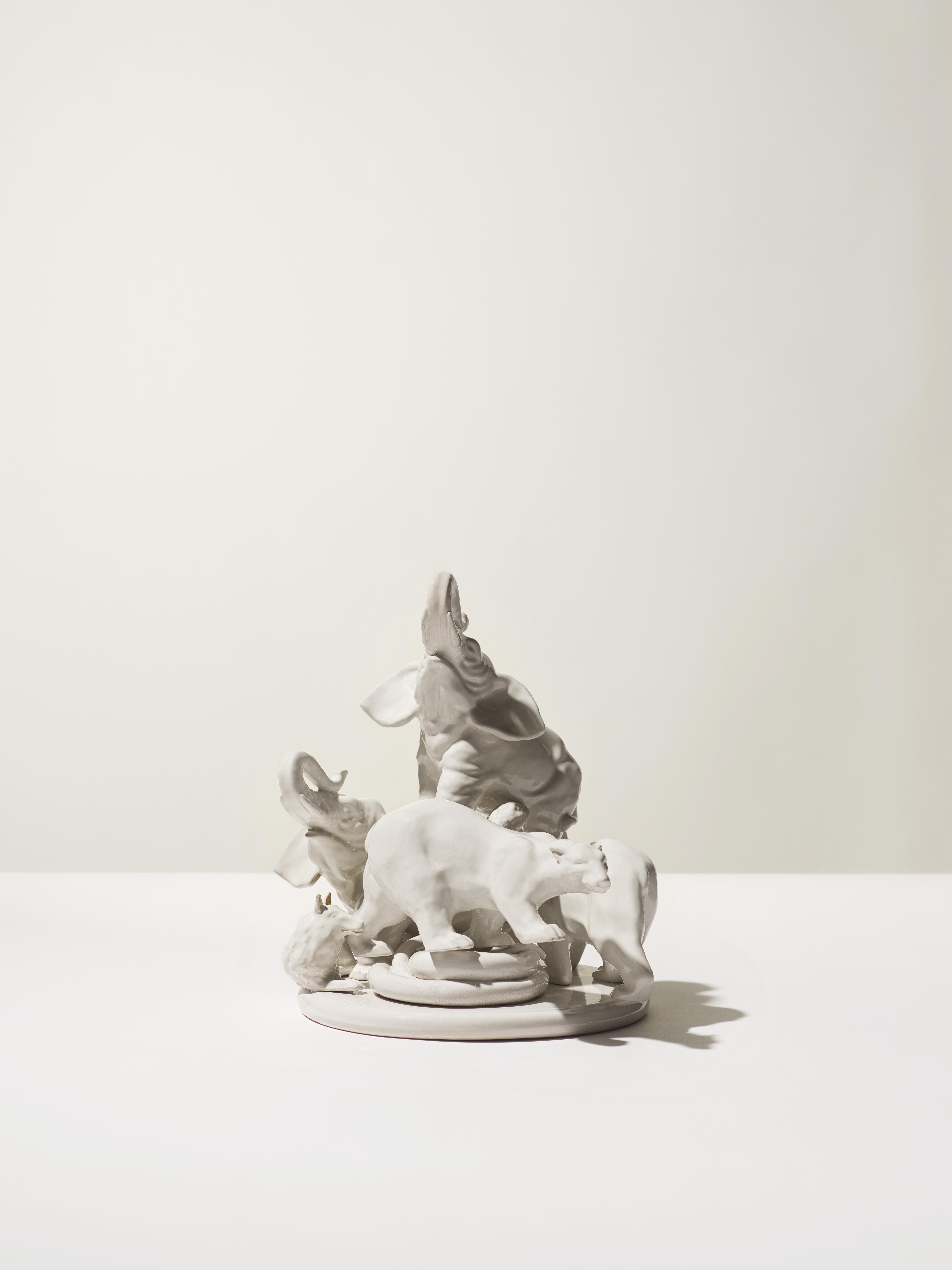 Sculpture du XXIe siècle représentant deux éléphants en blanc antique, réalisée par Ceramica Gatti, Italie. Pièce unique fabriquée en Italie, cette poterie a été conçue par Andrea Anastasio dans l'historique Bottega Ceramica Gatti 1928 à Faenza,