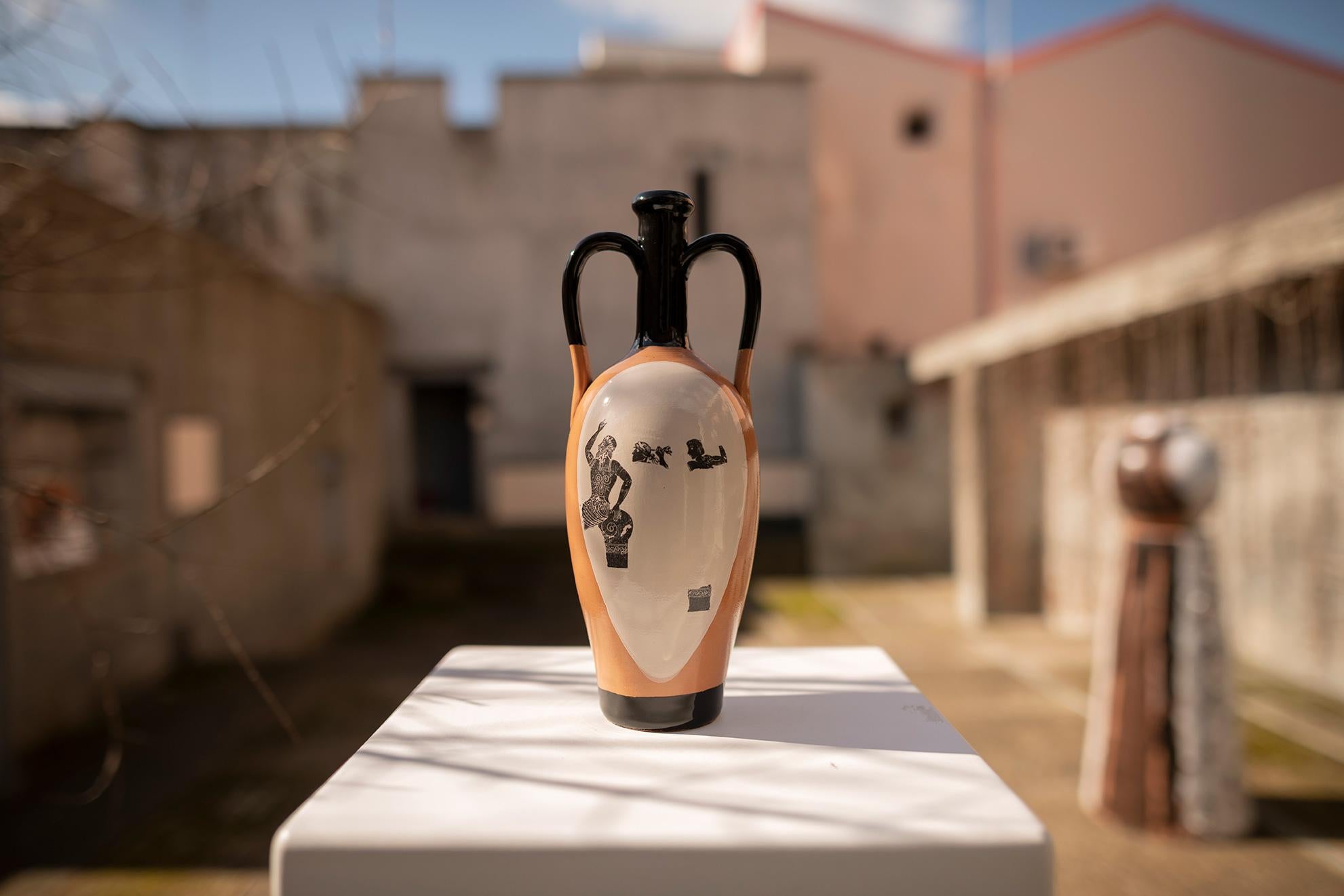The 'Magna Grecia' collection of amphorae is a creation of unique pieces; small terracotta vases with two handles produced and decorated by hand with graphic variants which are decorated using the Decal technique. What distinguishes this collection