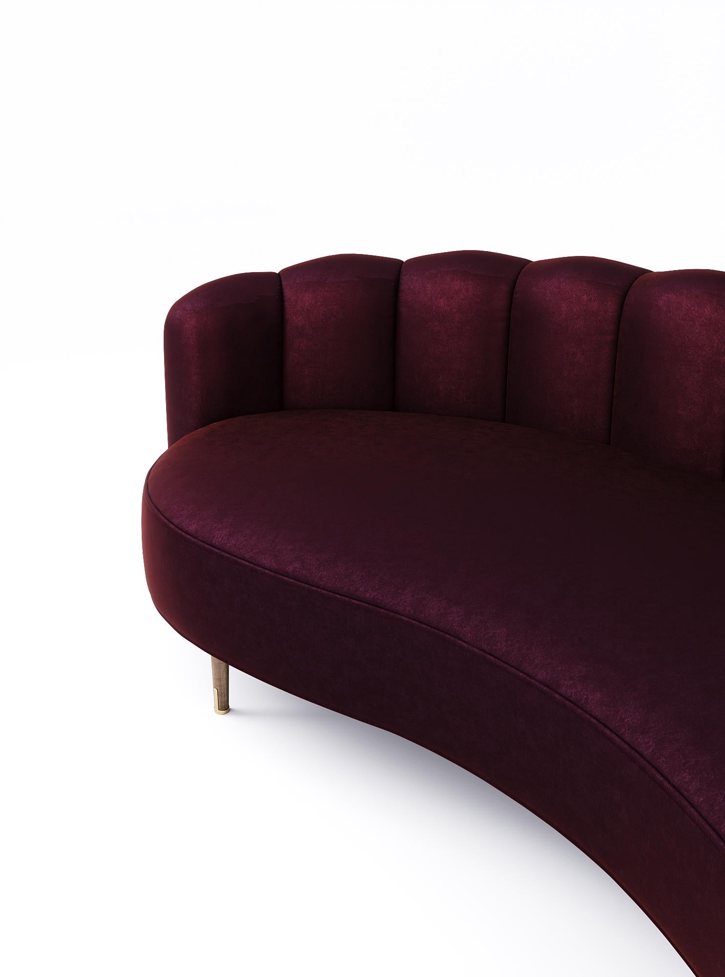 Canapé monolithe en velours bordeaux Elie Saab maison déco du 21e siècle, Italie

Avec la beauté impressionnante de sa fabrication raffinée, le canapé Monolith ajoute une touche d'Art déco à chaque environnement de vie. Le dossier est composé
