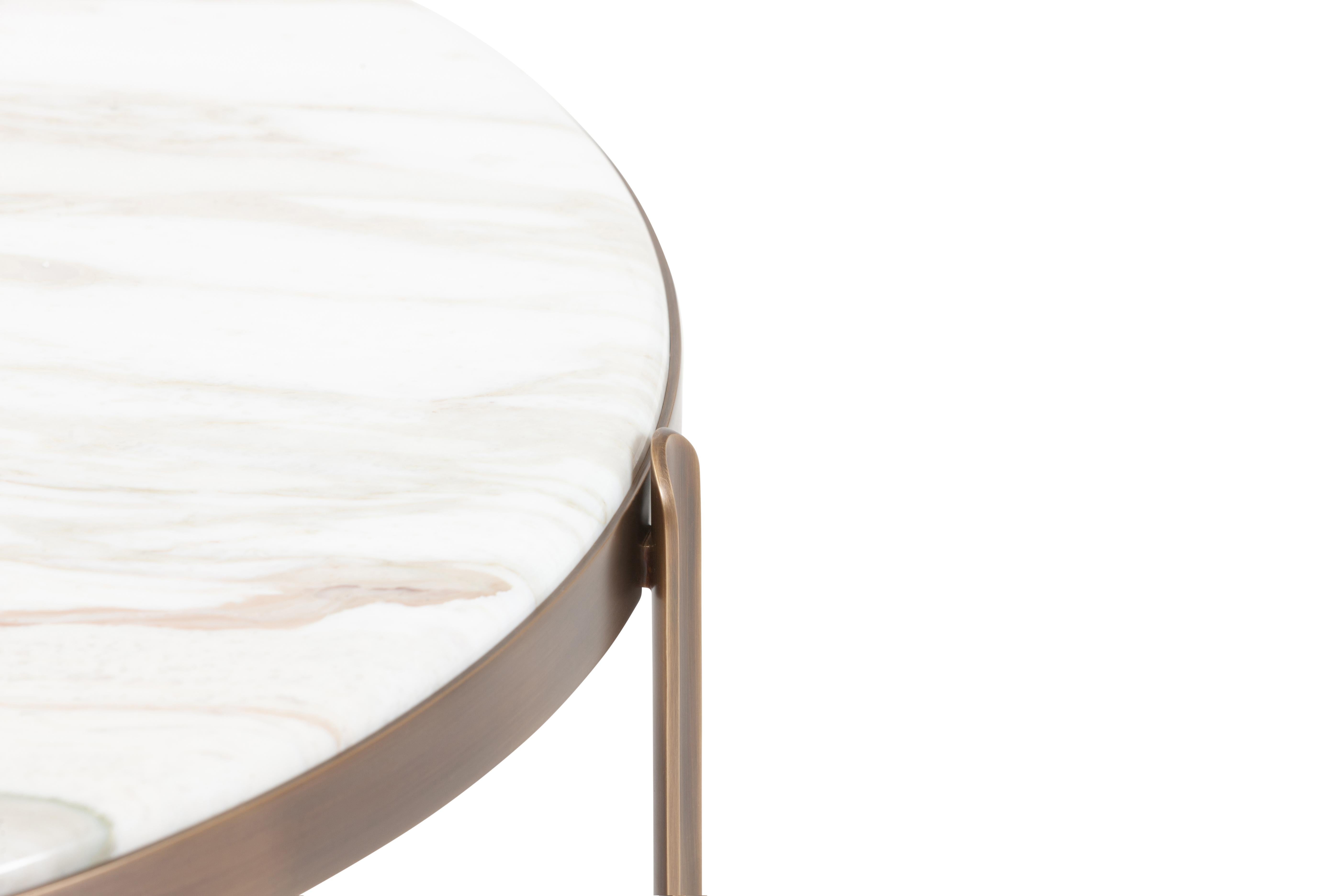 21. Jahrhundert Art Deco Elie Saab Maison Calacatta Bronze M Couchtisch, Italien

Die Zenith-Tische und -Konsolen, die nach ihrer strategischen Position in der Inneneinrichtung benannt sind, verleihen jedem Raum einen raffinierten und