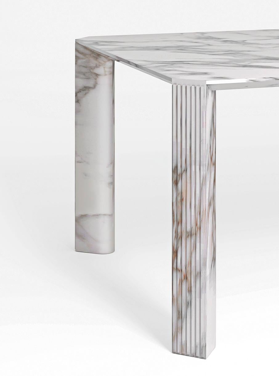 Table de salle à manger en marbre Calacatta Gold de la Maison Maison Elie Saab, Italie, 21e siècle, style Art déco.

Les matériaux précieux sont essentiels dans la Collection Maison Elie Saab, comme les marbres et les pierres nobles qui présentent